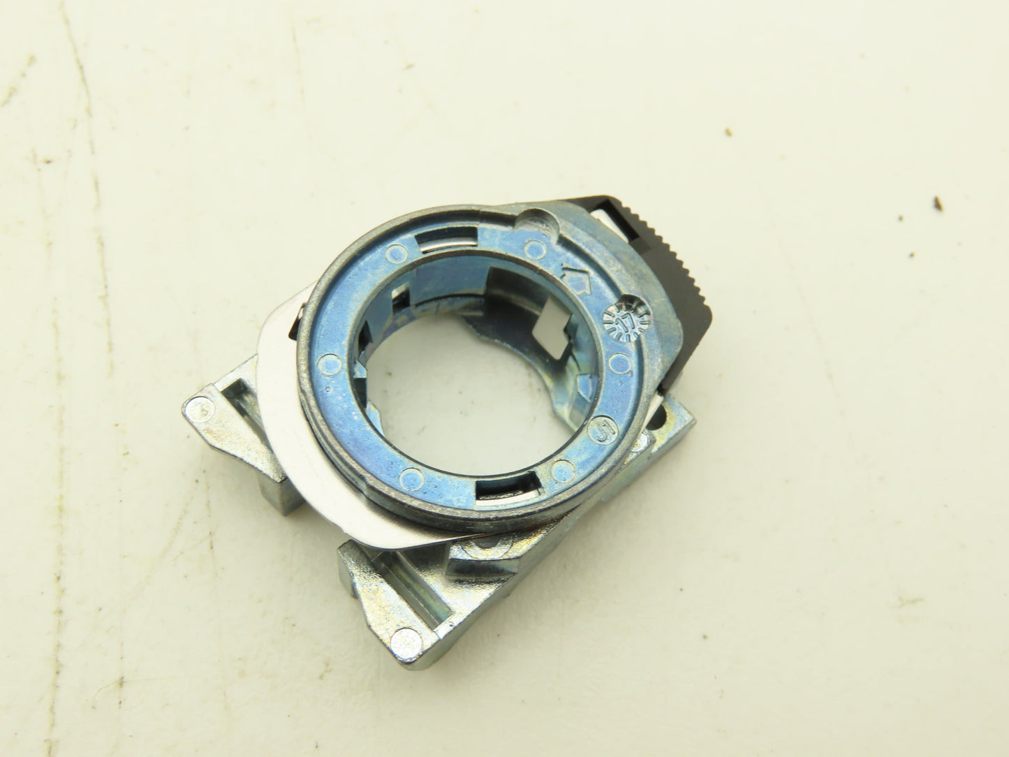 Allen Bradley 800F-ALM Metal Pushbutton Latch Lot of 31