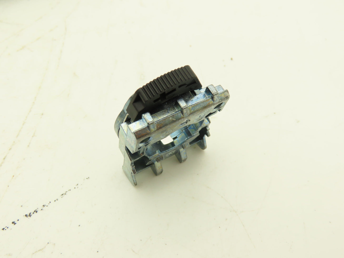 Allen Bradley 800F-ALM Metal Pushbutton Latch Lot of 31