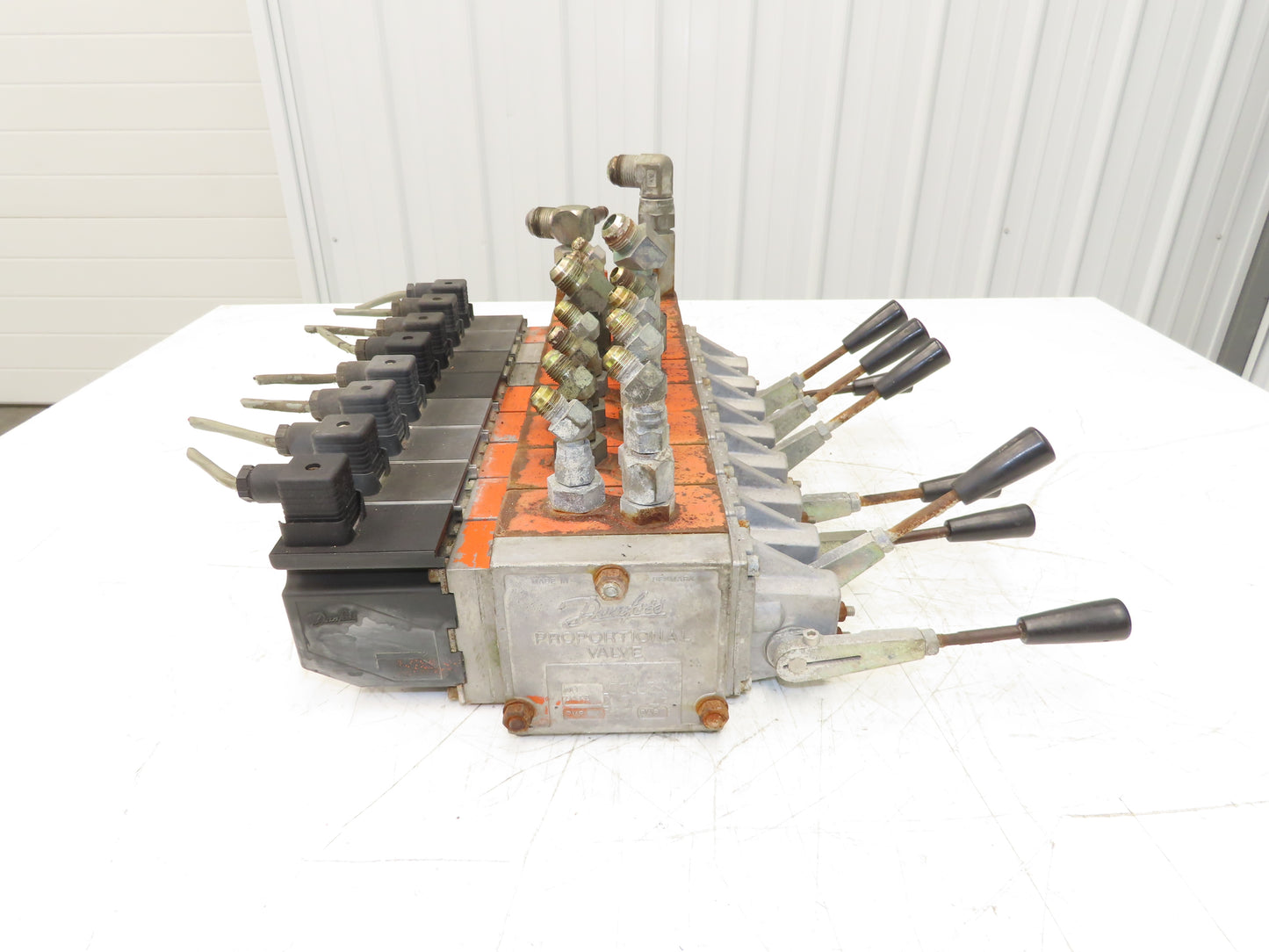 Danfoss 157U8393 Solenoid Valve 8 Station Manifold Assy 12VDC/Manual 3 Pos 2 Way