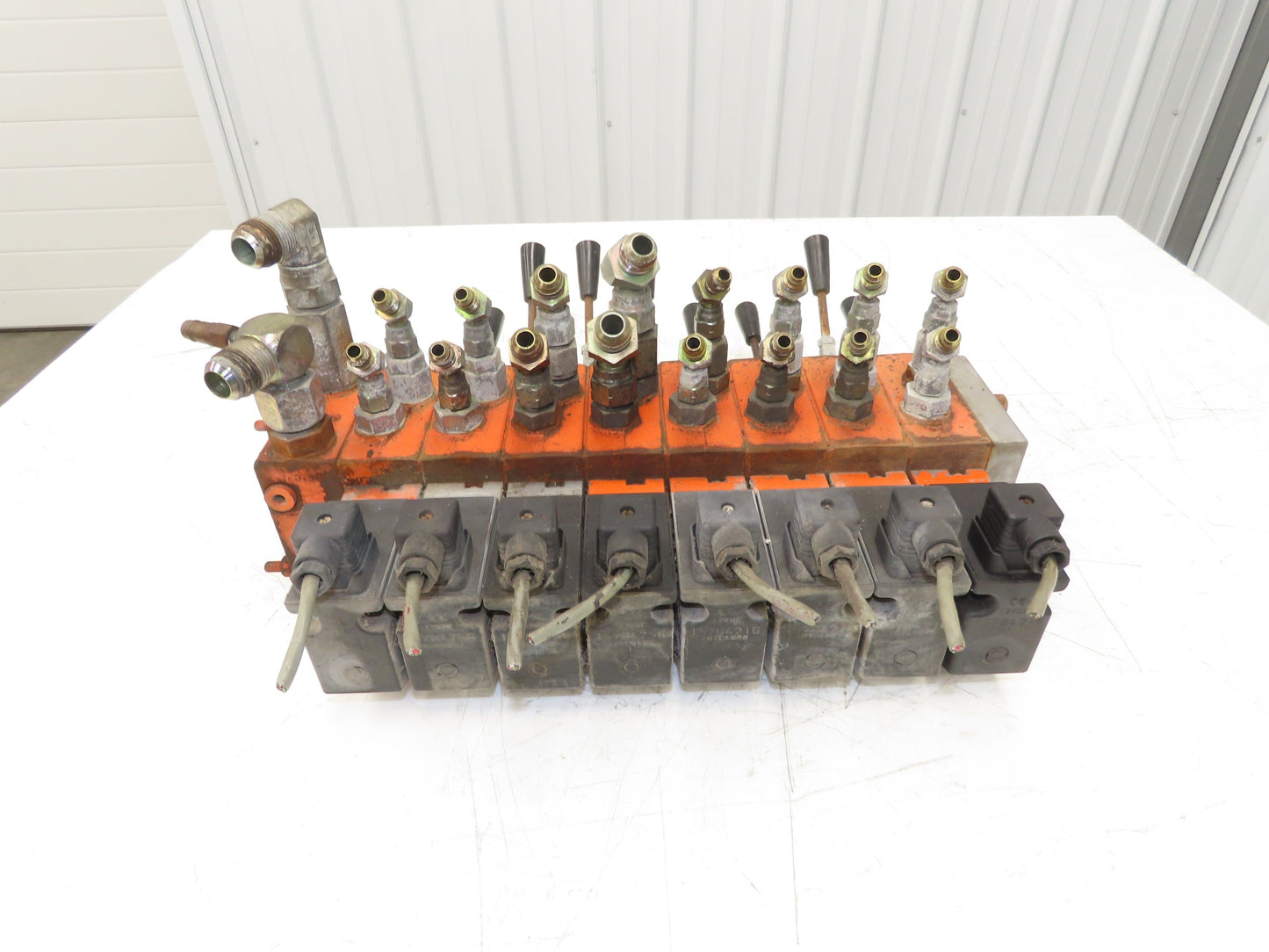 Danfoss 157U8393 Solenoid Valve 8 Station Manifold Assy 12VDC/Manual 3 Pos 2 Way