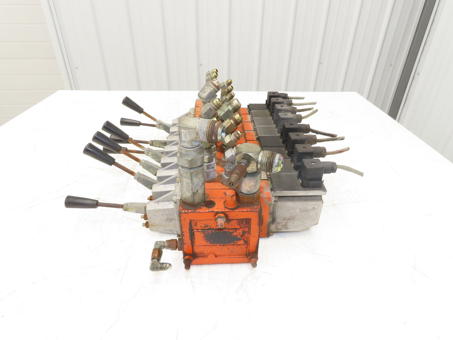 Danfoss 157U8393 Solenoid Valve 8 Station Manifold Assy 12VDC/Manual 3 Pos 2 Way