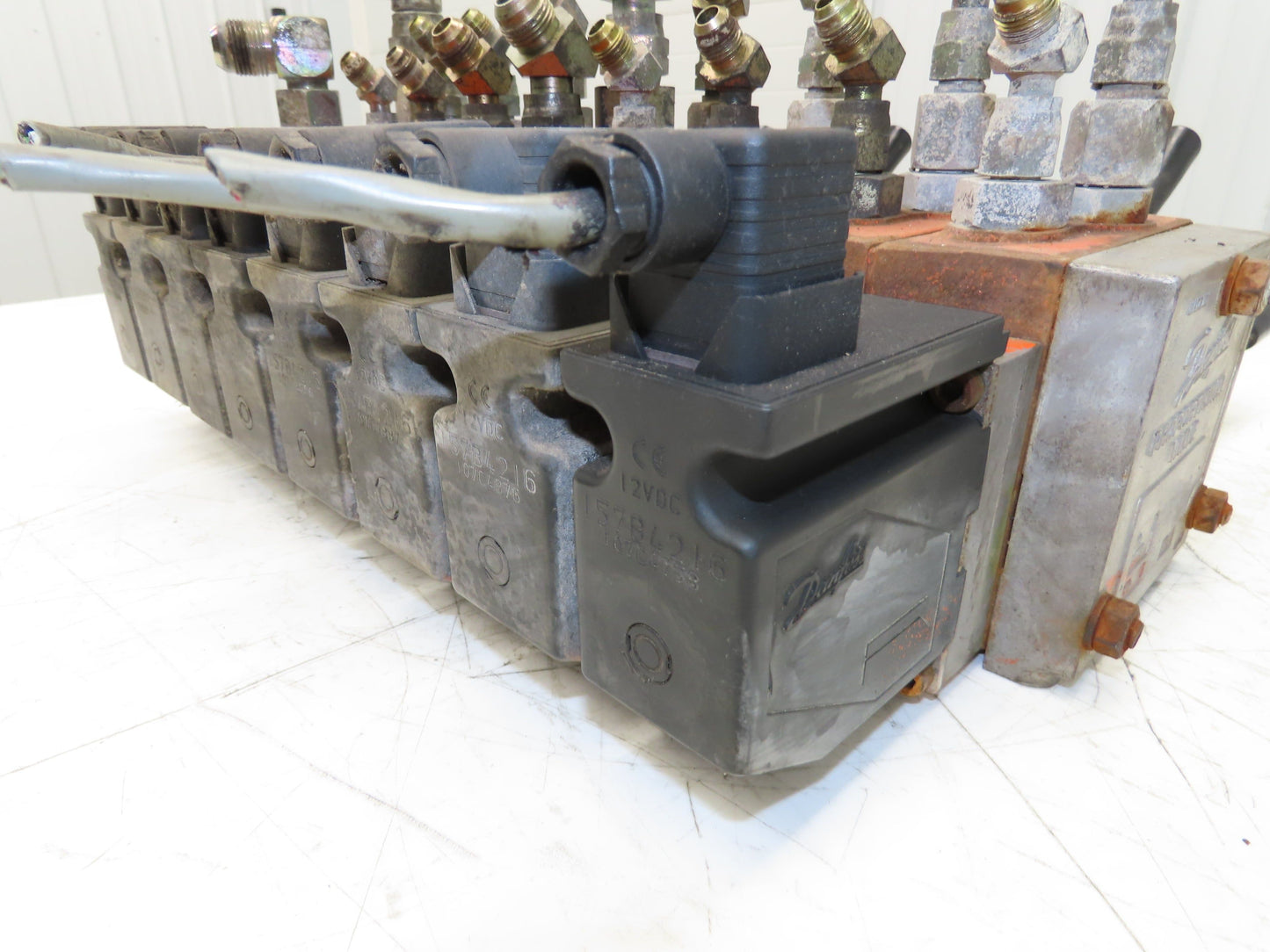 Danfoss 157U8393 Solenoid Valve 8 Station Manifold Assy 12VDC/Manual 3 Pos 2 Way
