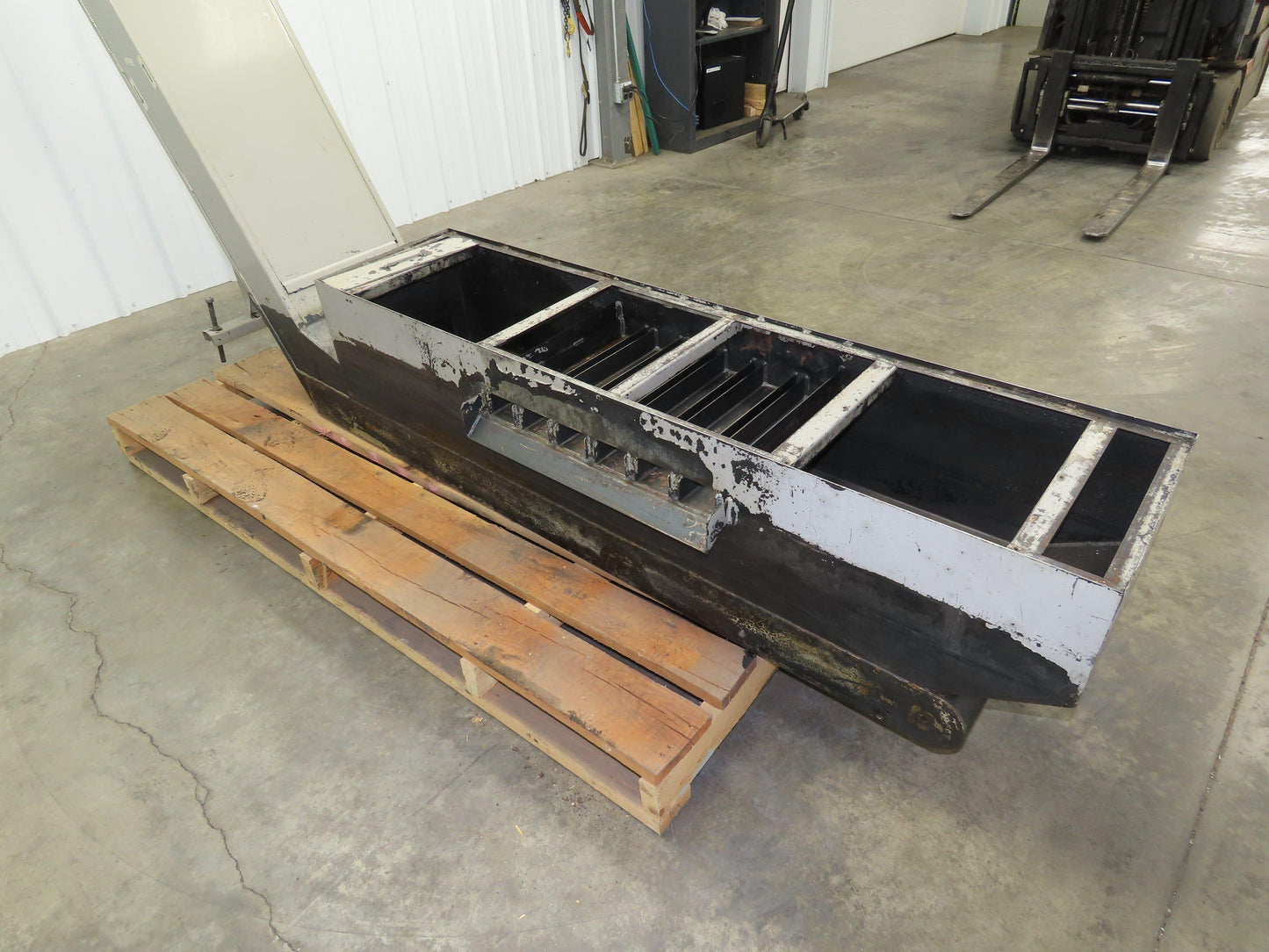 Enomoto CNC Chip Conveyor 16"x 67" Infeed 46-50" Discharge 220V 3PH
