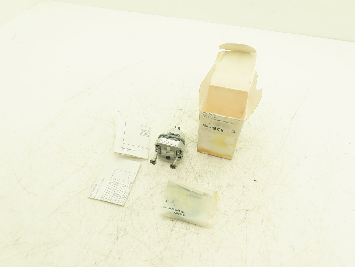 Allen Bradley 800TC-J91A Pushbutton Switch 3-Position Spring Return Both *READ*