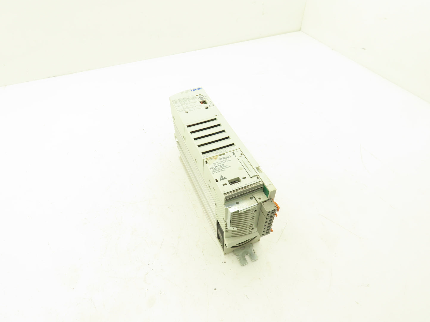 Lenze EDK82EV222 8200 vector Inverter Drive 1/3Ph 240V In 2Hp 240V 7A 650Hz