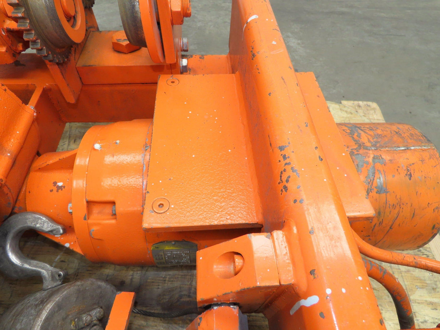 Saturn Engineering 1 1/2 Ton Electric Cable Hoist 15'Lift 20FPM Curved Beam 460V