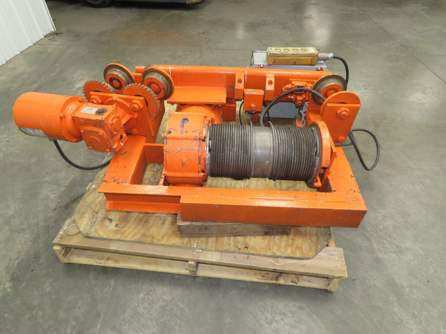 Saturn Engineering 1 1/2 Ton Electric Cable Hoist 15'Lift 20FPM Curved Beam 460V