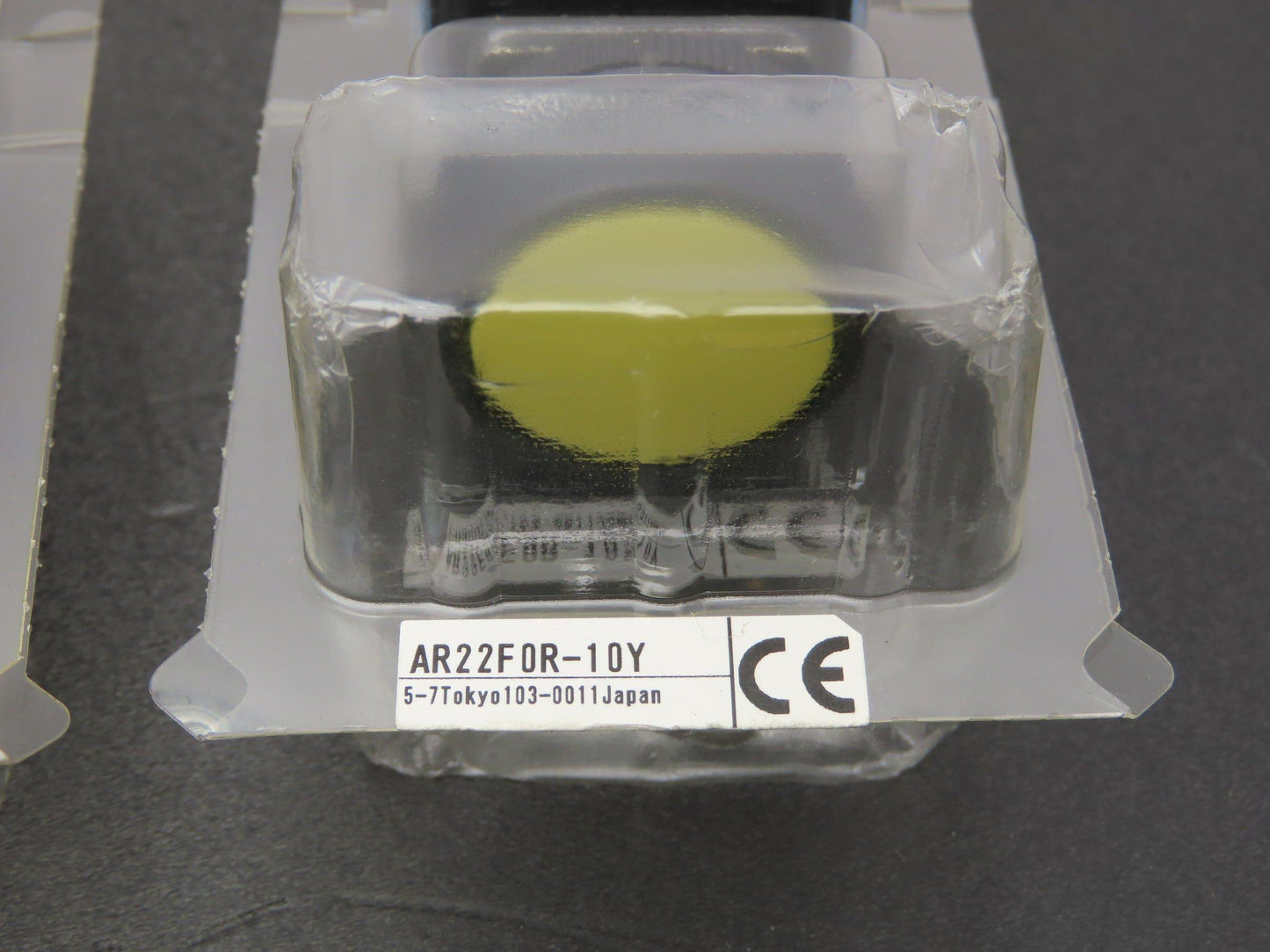 Fuji Electric Pushbutton White Yellow Momentary 22mm 250V 6A Lot of 8