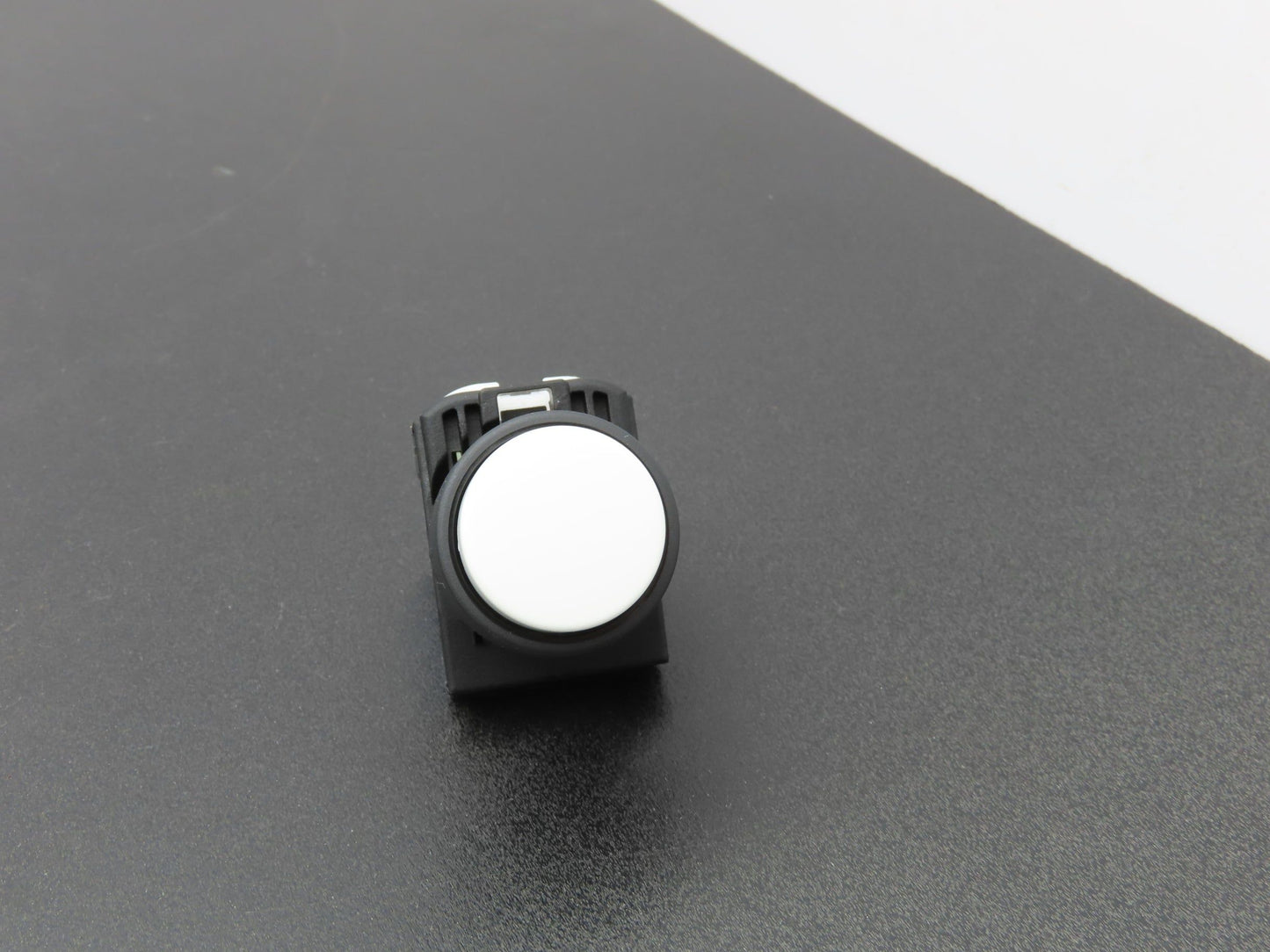 Fuji Electric Pushbutton White Momentary 22mm 250V 6A Lot of 6