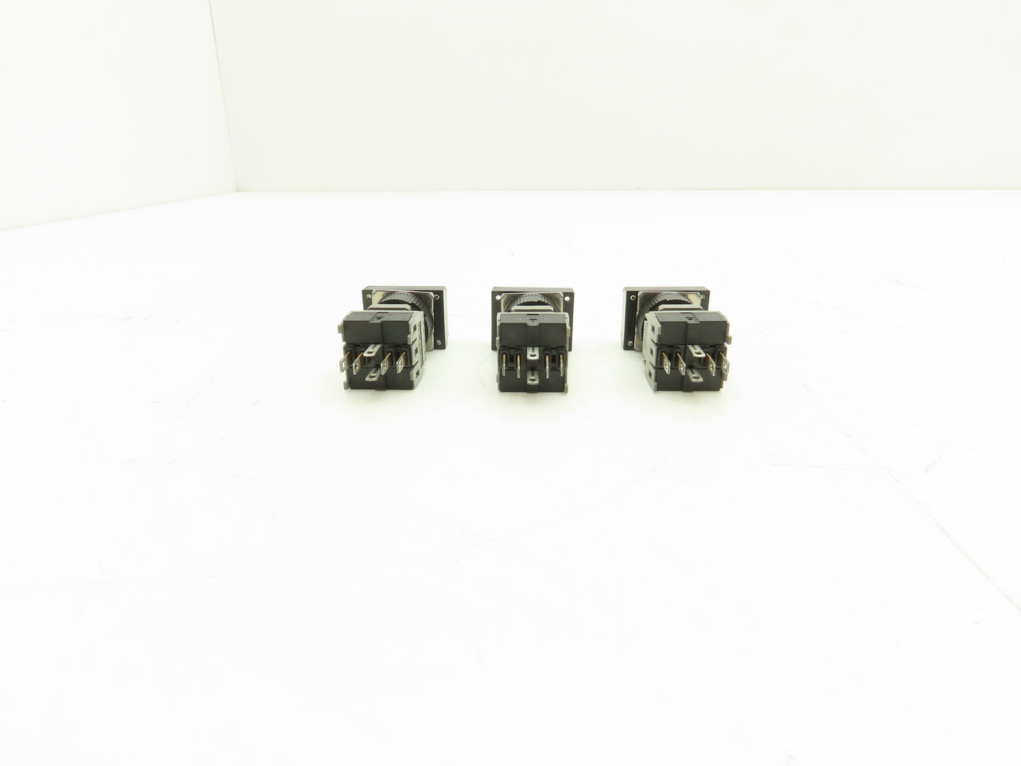 Fuji Electric Illuminated Pushbutton Switch White Momentary 15mm 250V Lot of 3