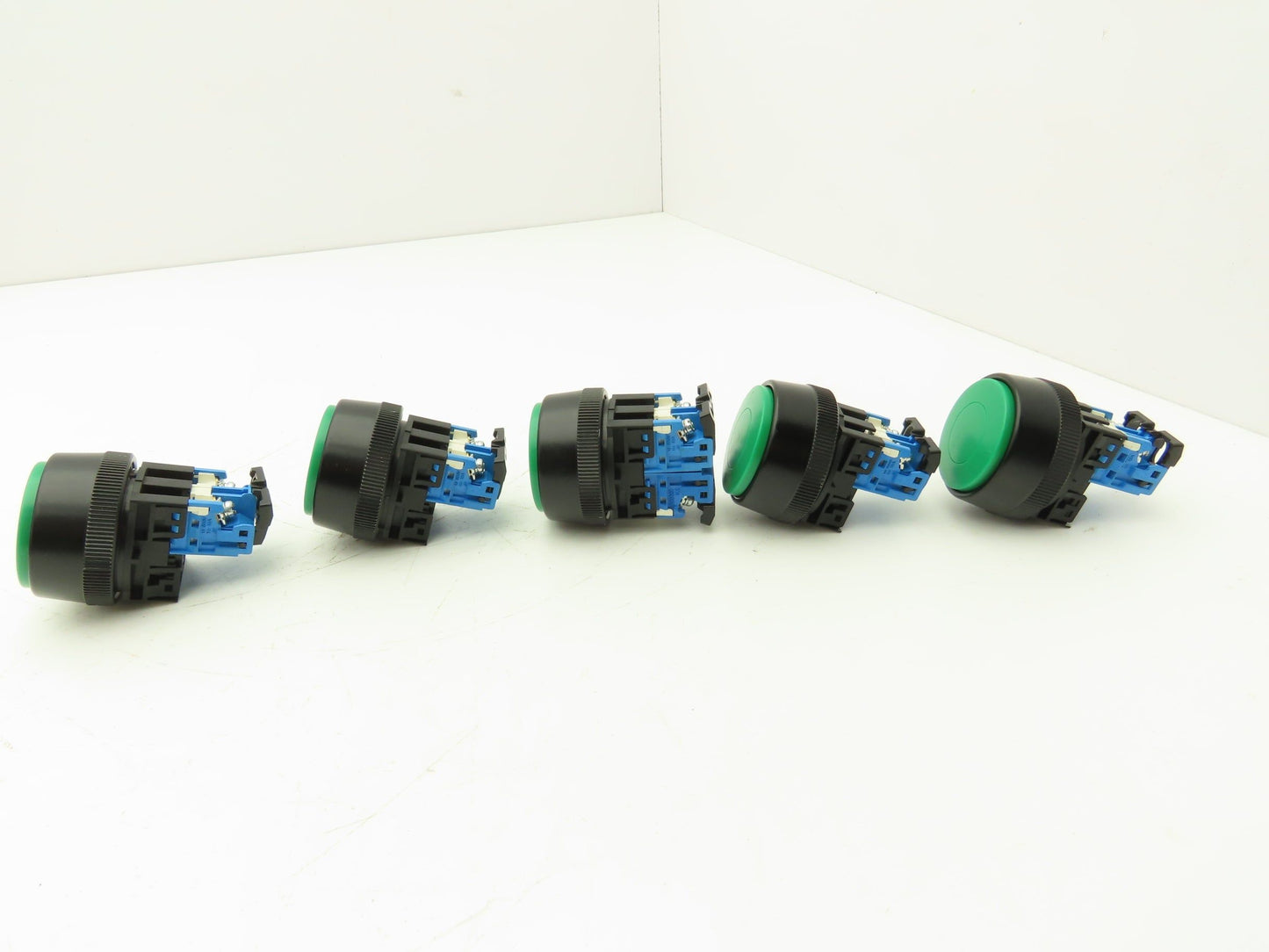 Fuji Electric Pushbutton Switch Large Green 30mm 250V 6A Lot of 5