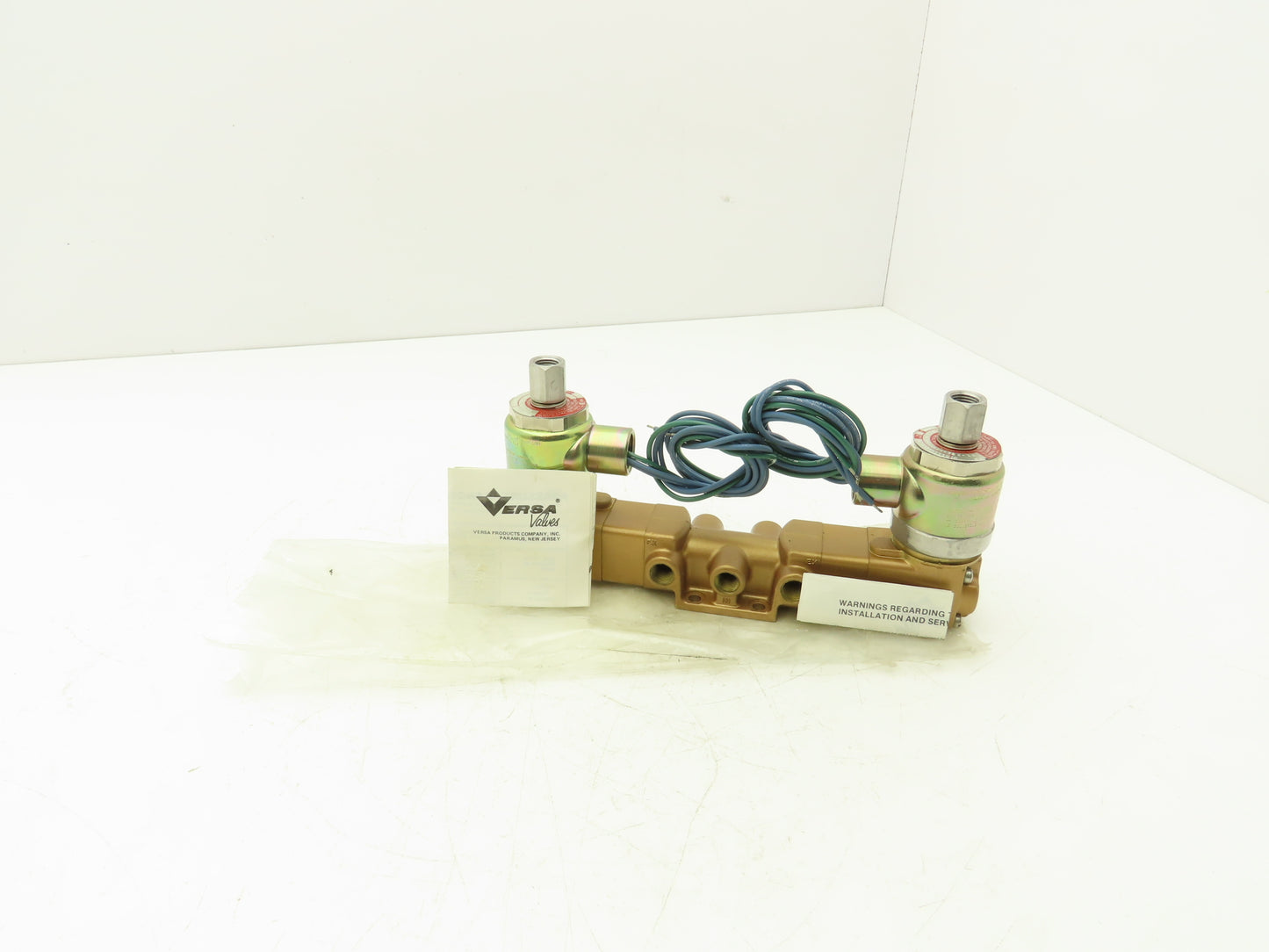 Versa VXX-4324-H-XX-38C-10 Pneumatic Solenoid Valve 4-Way 3-Pos 1/4"npt 120VAC