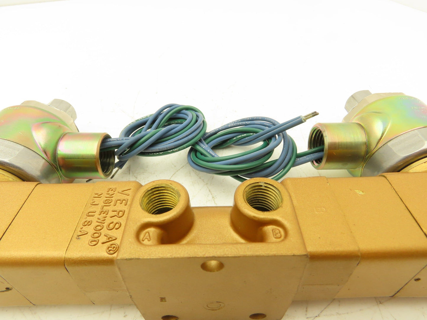 Versa VXX-4324-H-XX-38C-10 Pneumatic Solenoid Valve 4-Way 3-Pos 1/4"npt 120VAC