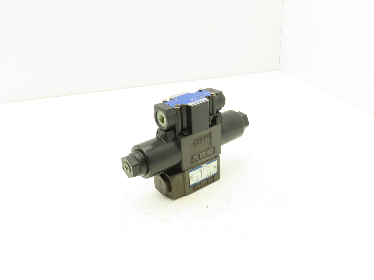 Yuken DSG-01-3C4-D24-70 Directional Solenoid Valve 3 Pos 4 Way 24VDC W/Manifold