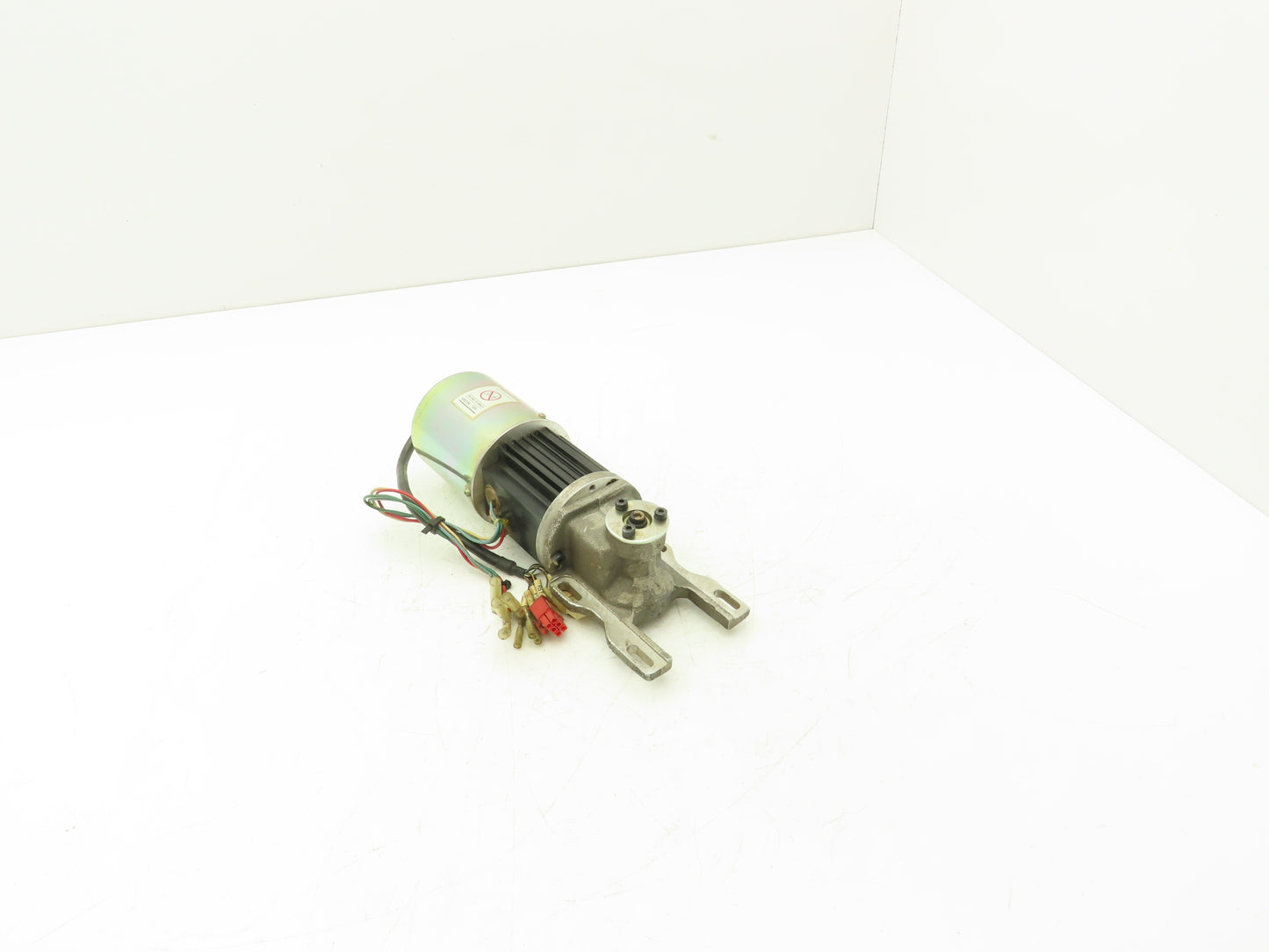 Yaskawa USAREM-01YRW11 AC Servo Motor 3000rpm 110W 1Amp 0.35Nm