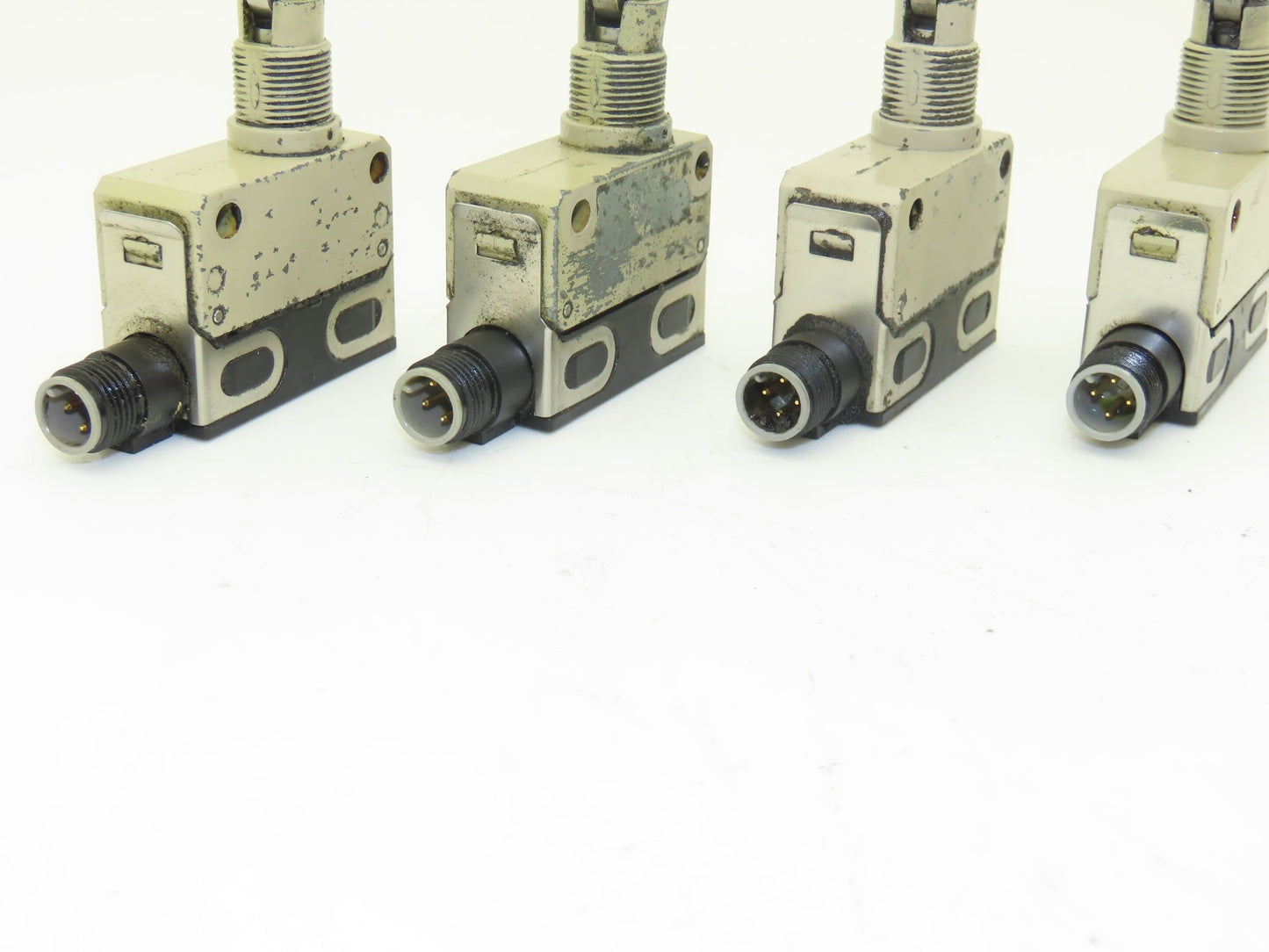 Omron D4E-1A10N Slim Compact Limit Switch Roller Plunger 0.5A 30VDC Lot of 4