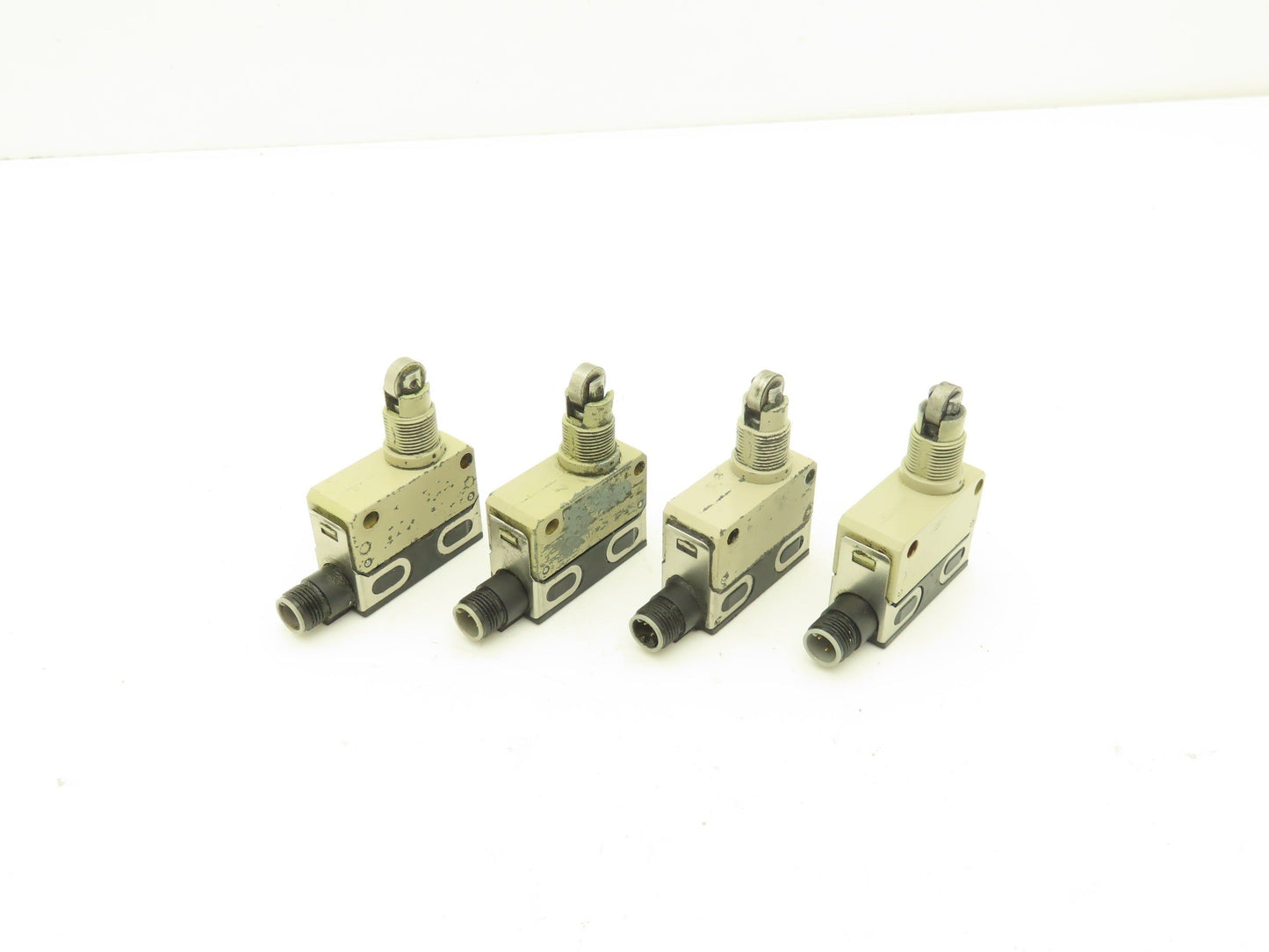 Omron D4E-1A10N Slim Compact Limit Switch Roller Plunger 0.5A 30VDC Lot of 4