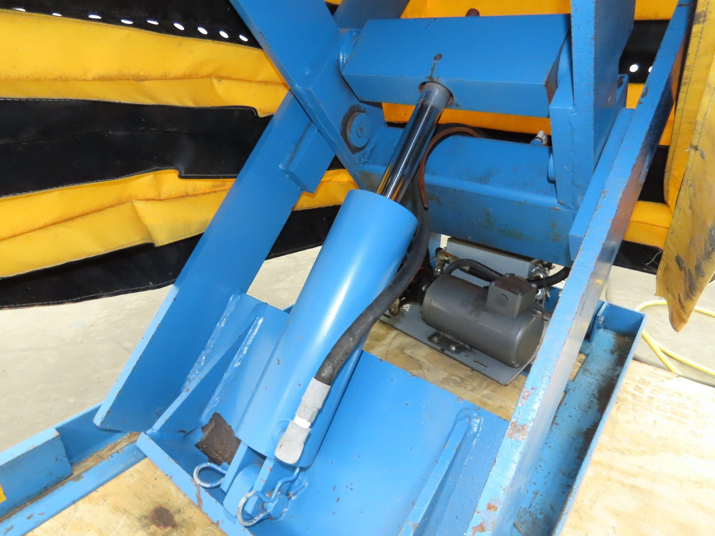 Bishamon Optimus Hydraulic Lift Table 2500lbs 36" Travel 24x48" Top 3Ph