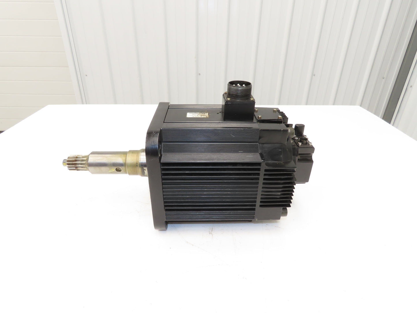 Yaskawa Electric SGMRS-37A2A-YR11 AC Servo Motor 3700W 23.5N-m 1500rpm 200V