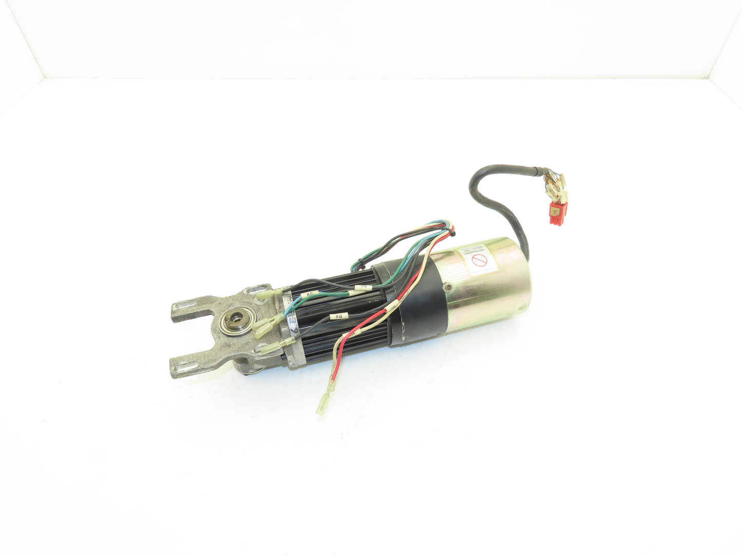 Yaskawa USASEM-02YRS11 AC Servo Motor 154W 3000rpm w/Encoder Right Angle Output
