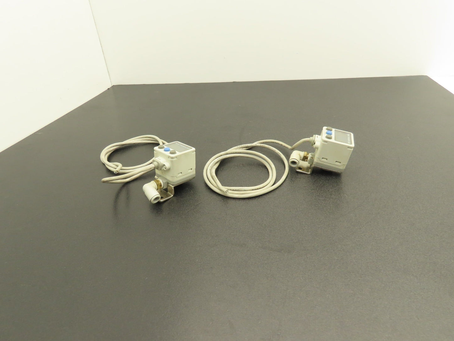 SMC ISE40A-W1-Y Digital Pressure Switch 12-24vdc 0-145psi Lot of 2