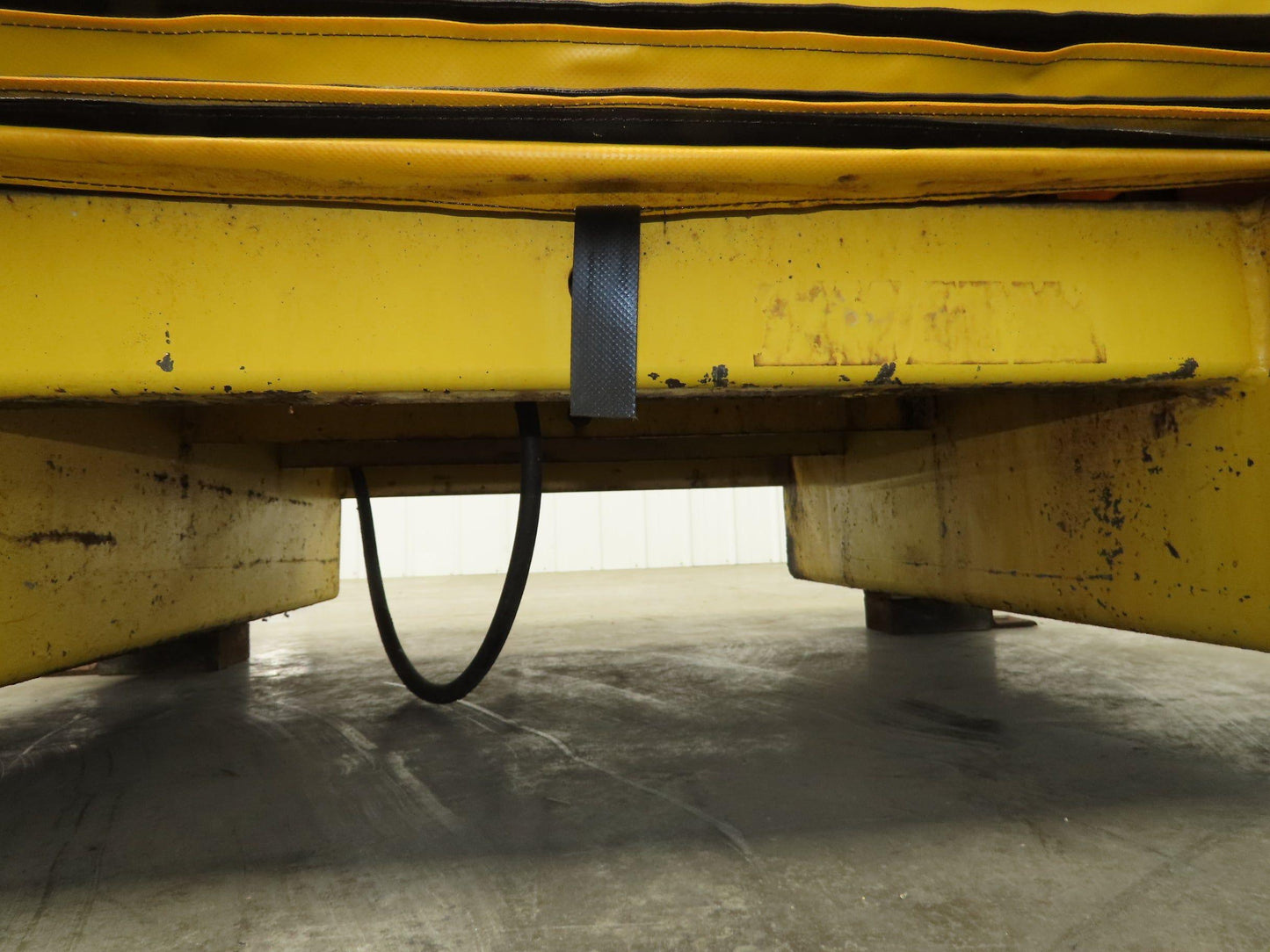 Airfloat Pneumatic Tilt Table Tote Tipper 8000lbs 28° Degree 55x44" Top 14" Lip