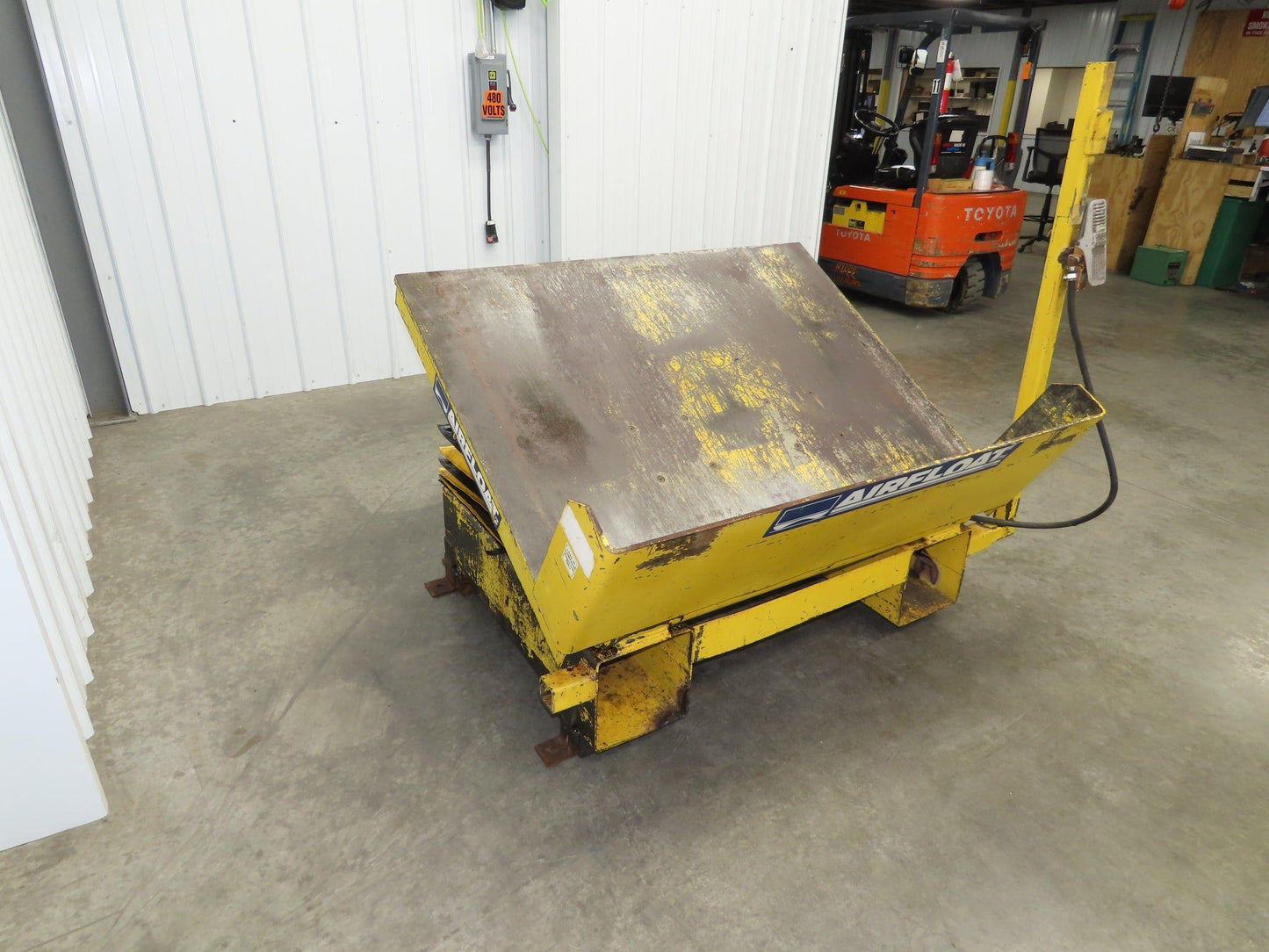 Airfloat Pneumatic Tilt Table Tote Tipper 8000lbs 28° Degree 55x44" Top 14" Lip