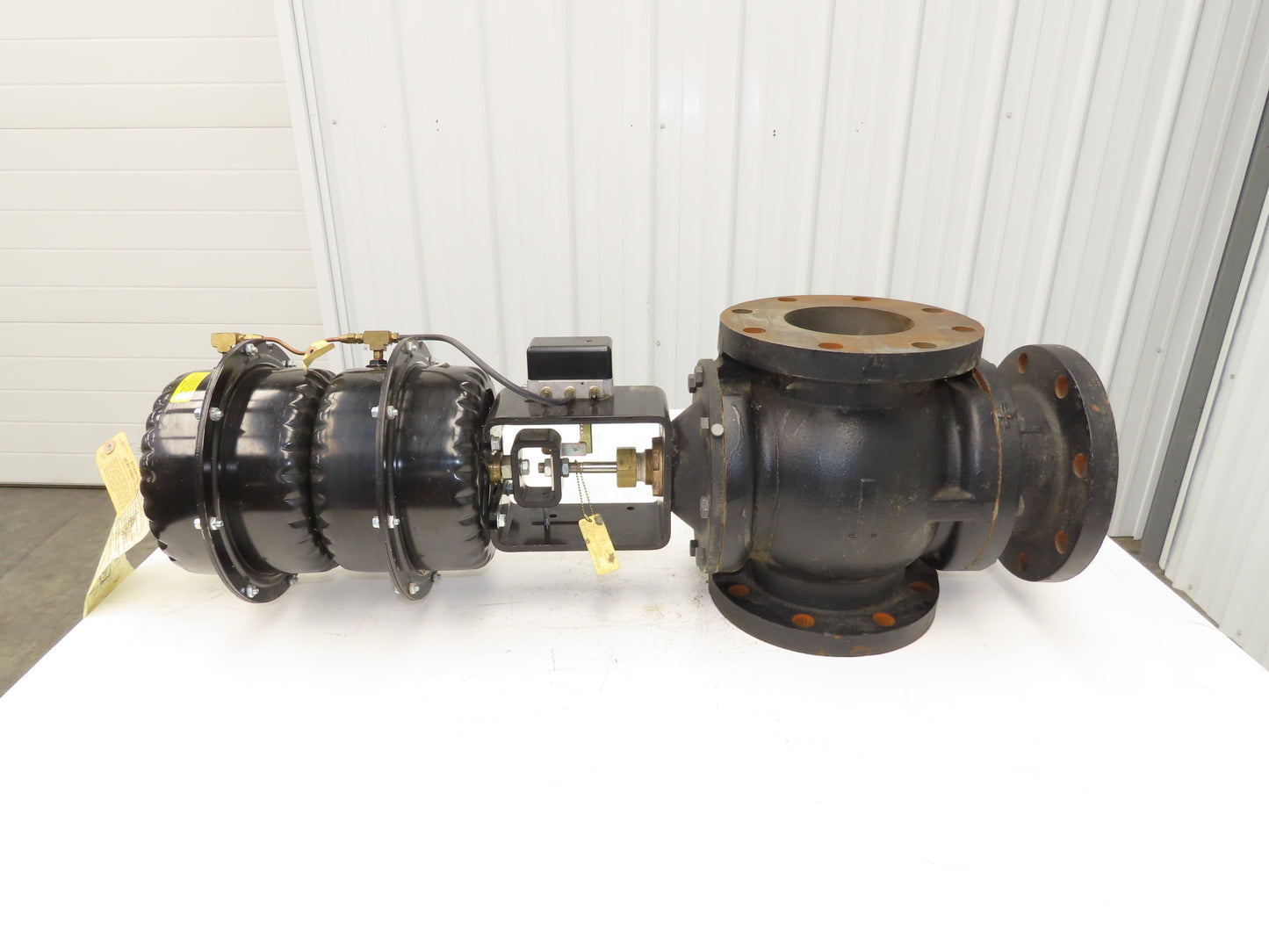 Johnson Controls VG2831WN+867E01 3-Way Globe Valve 5" Flanged Pneumatic Actuator