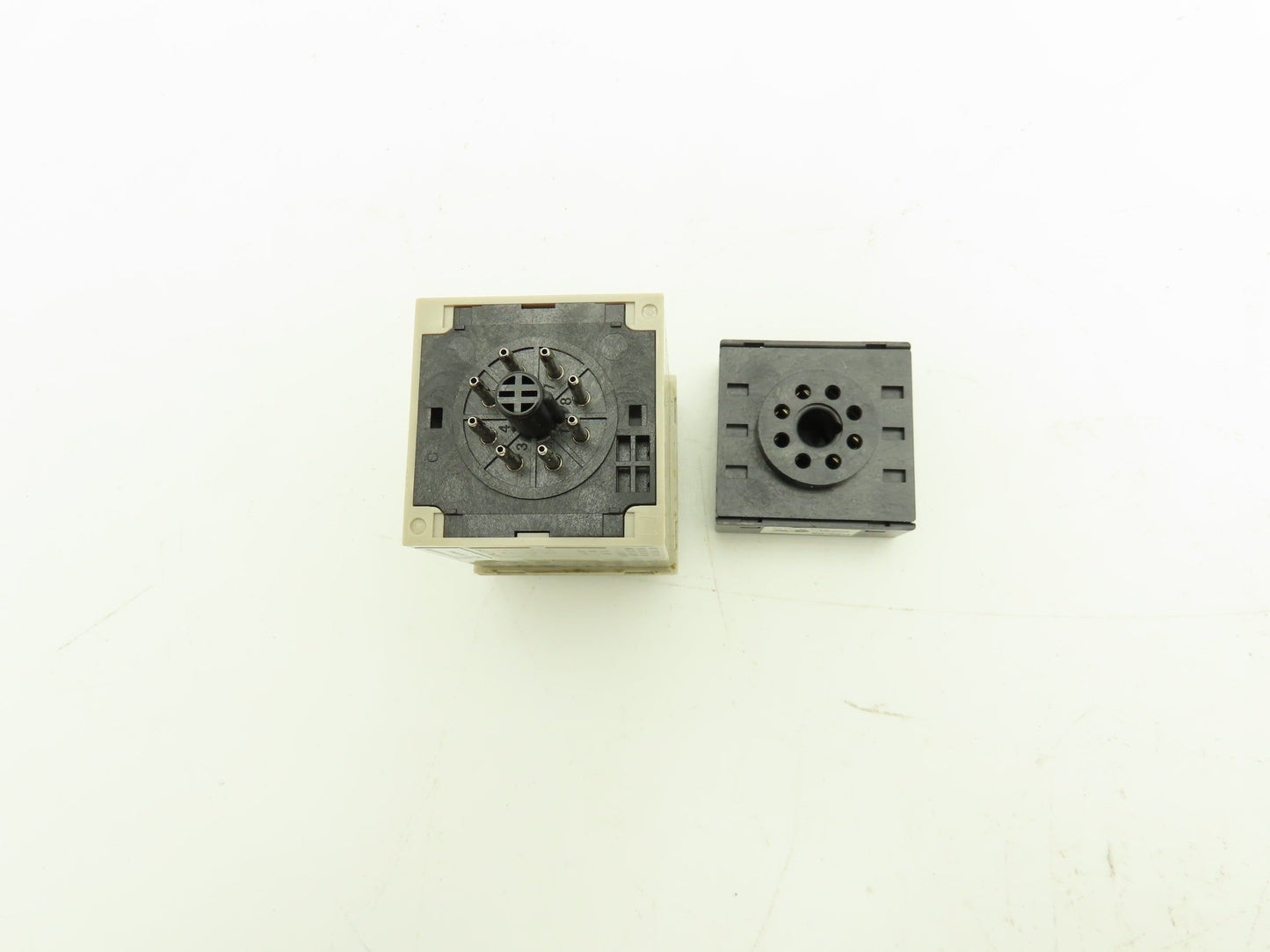 Omron H3CR-A8E Solid-State Timer Relay Socket 100-240V 1.2 Sec-300 Hours