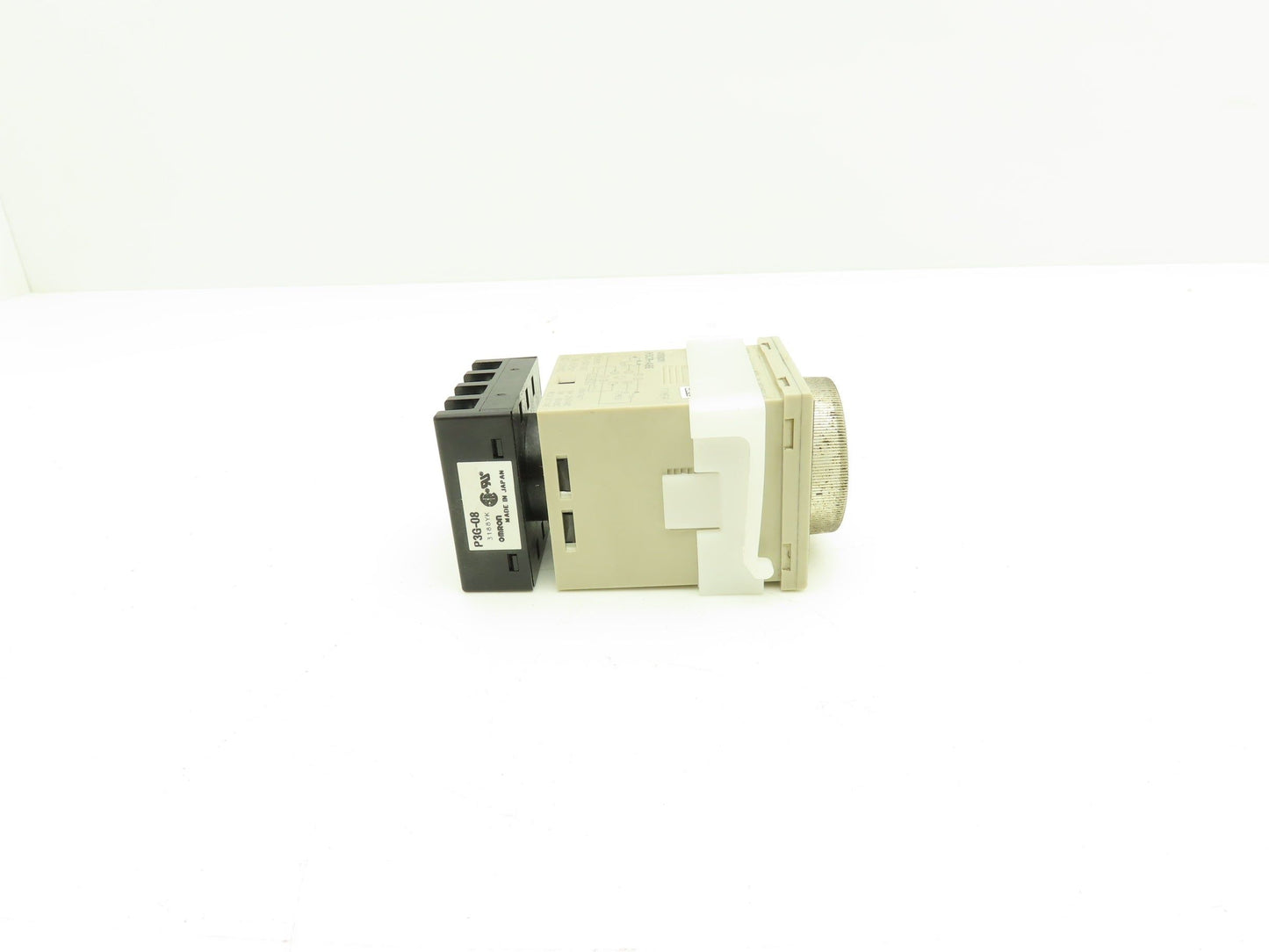 Omron H3CR-A8E Solid-State Timer Relay Socket 100-240V 1.2 Sec-300 Hours