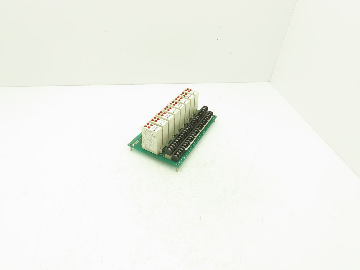 Gordos Arkansas PB-32Q Circuit Board with 8 IDC5Q 4-Channel input Modules
