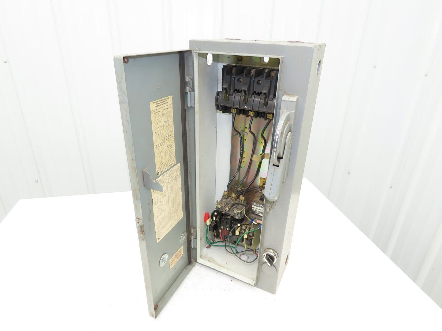 Allen-Bradley 712-BAB43 Combination Starter Fusible 600V 3PH 10HP 120V Coil