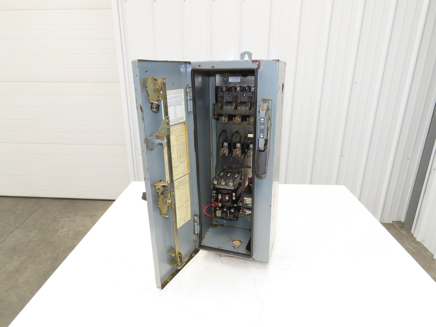 Allen-Bradley 512-BJB-6X-24 Combination Starter Fusible 600V 3PH 10HP 120V Coil