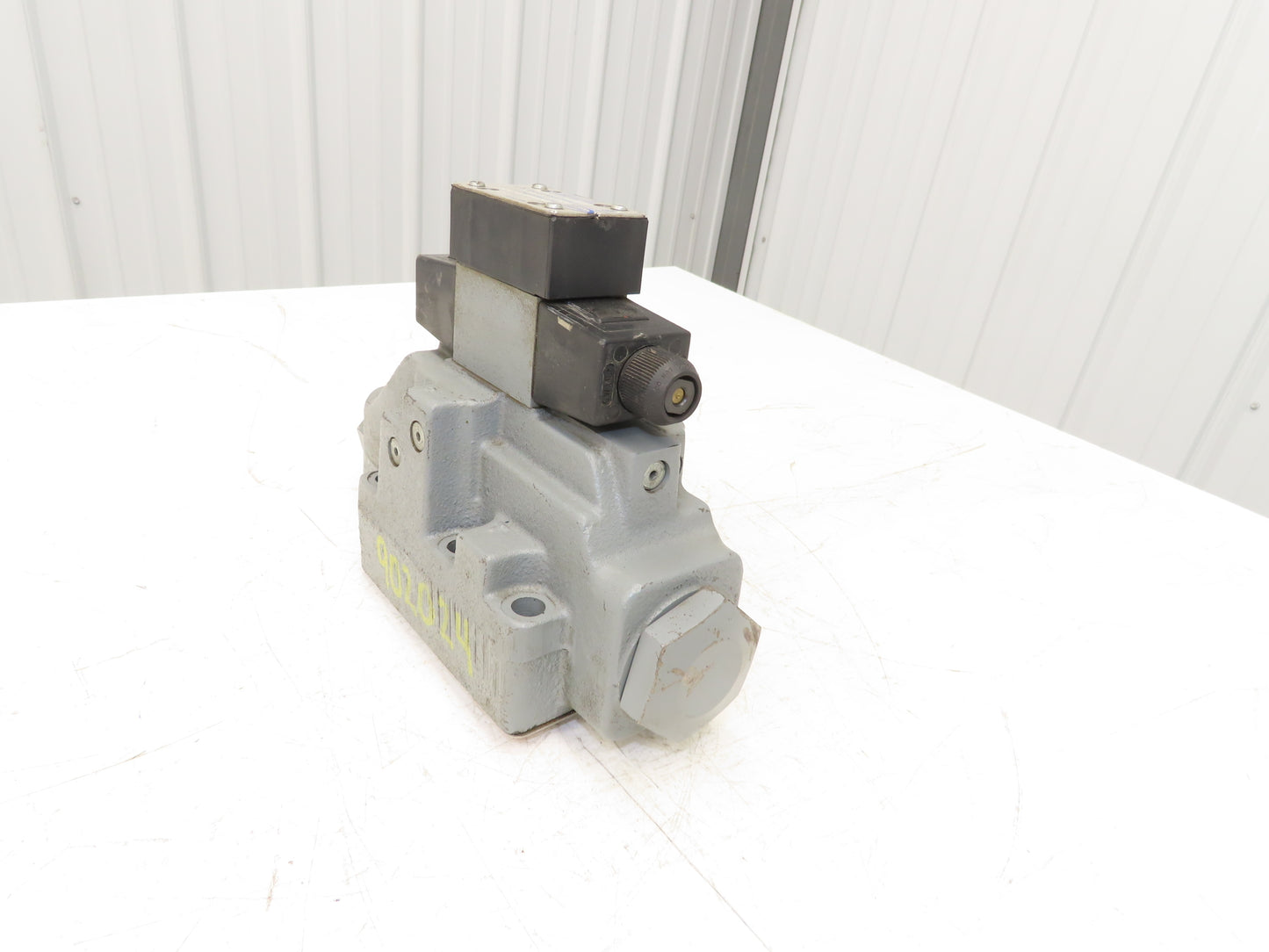Continental Hydraulics Hydraulic Pilot Operated Directional Valve 120V 60Hz