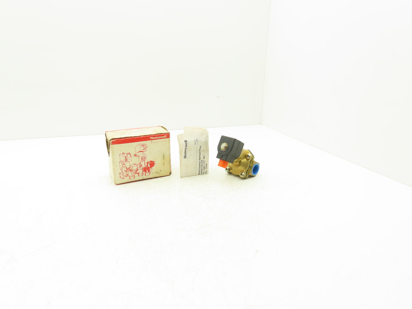 Honeywell Skinner Solenoid Valve Two Way Coil Voltage 240VAC 3/4" NPT 5-150 PSI