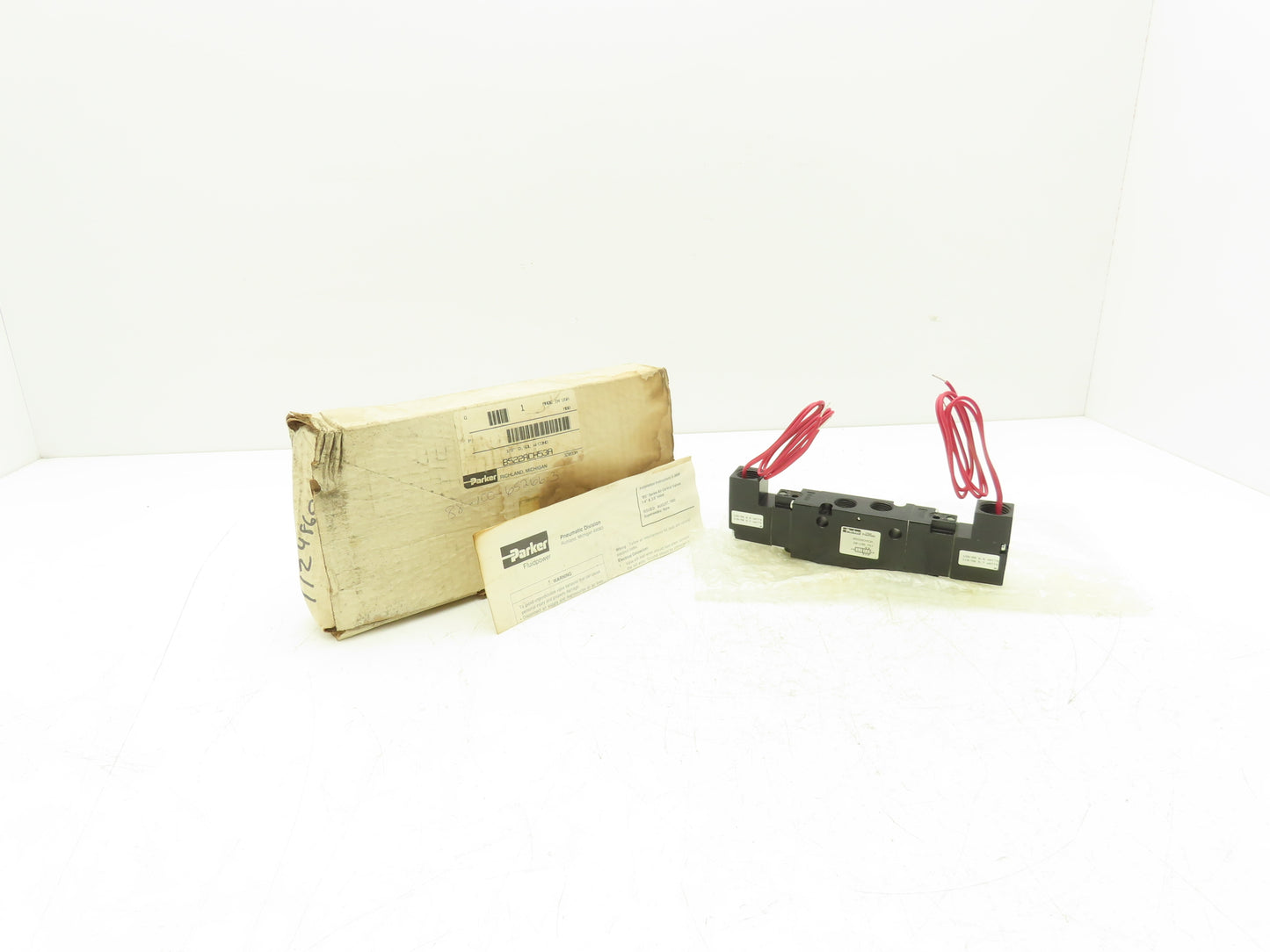Parker B522ACH53A Pneumatic Double Solenoid Valve 120V 150psi 3/8"npt 4/2