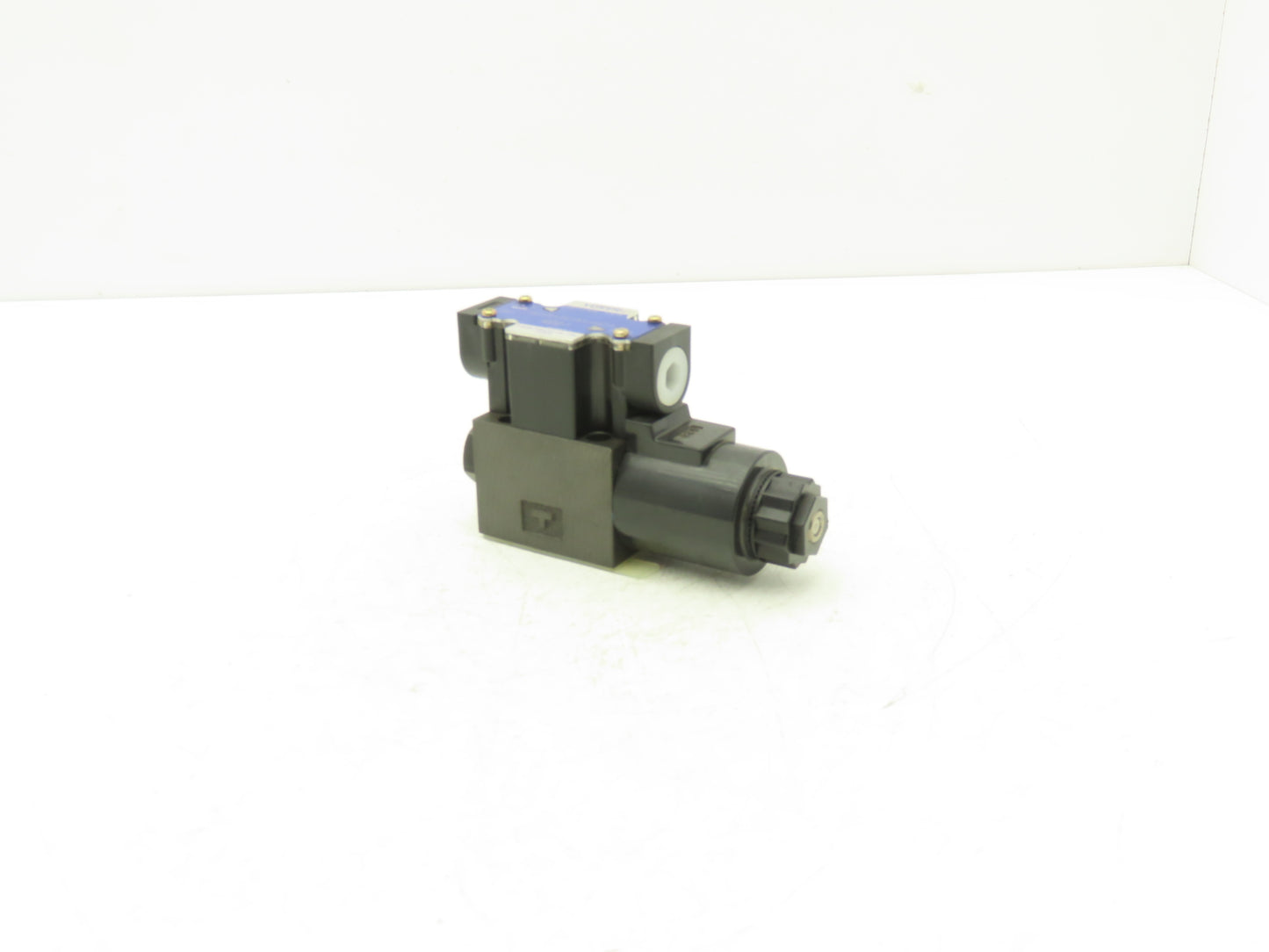 Yuken DSG-01-2B2-D24-60251 Hydraulic Directional Solenoid Valve 24VDC