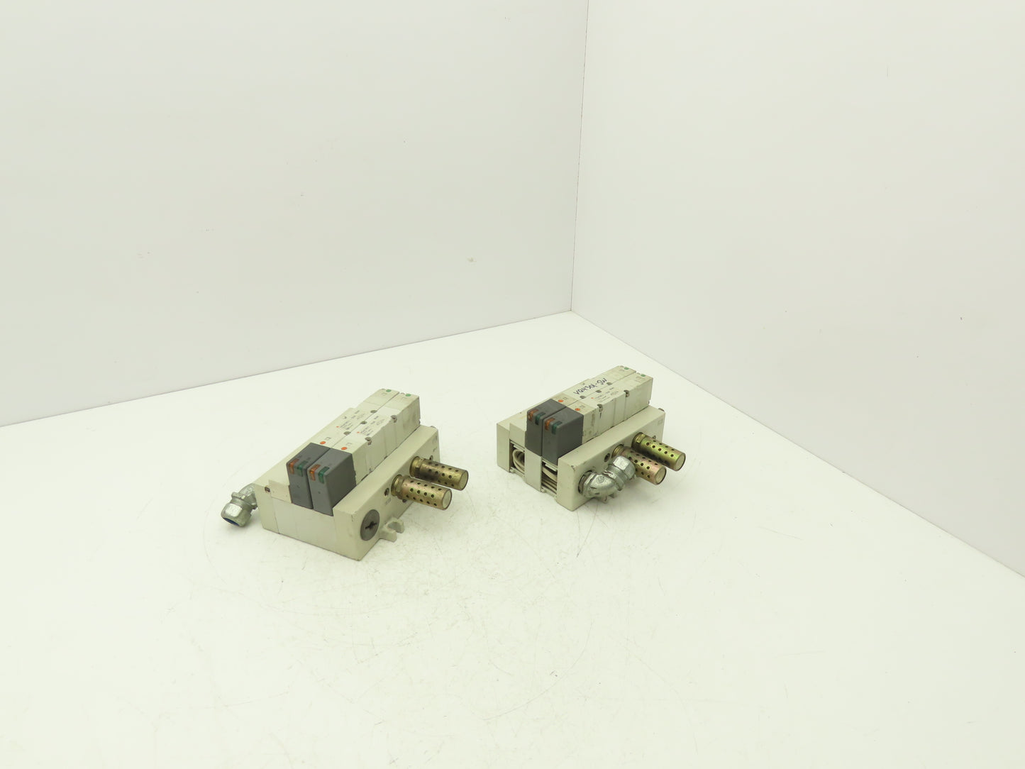 SMC VQ4301-5W Pneumatic Solenoid Valve 3-Station Manifold 24VDC Lot of 2