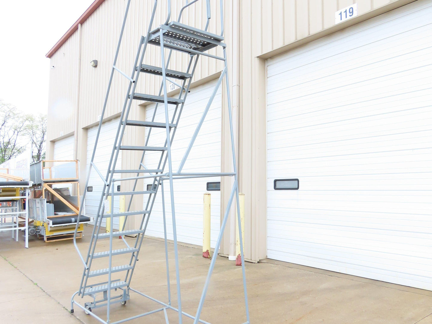 Cotterman Metal Rolling Ladder 12-Step 10'H Platform 24x7"Tread 162"H 32"W 450Lb