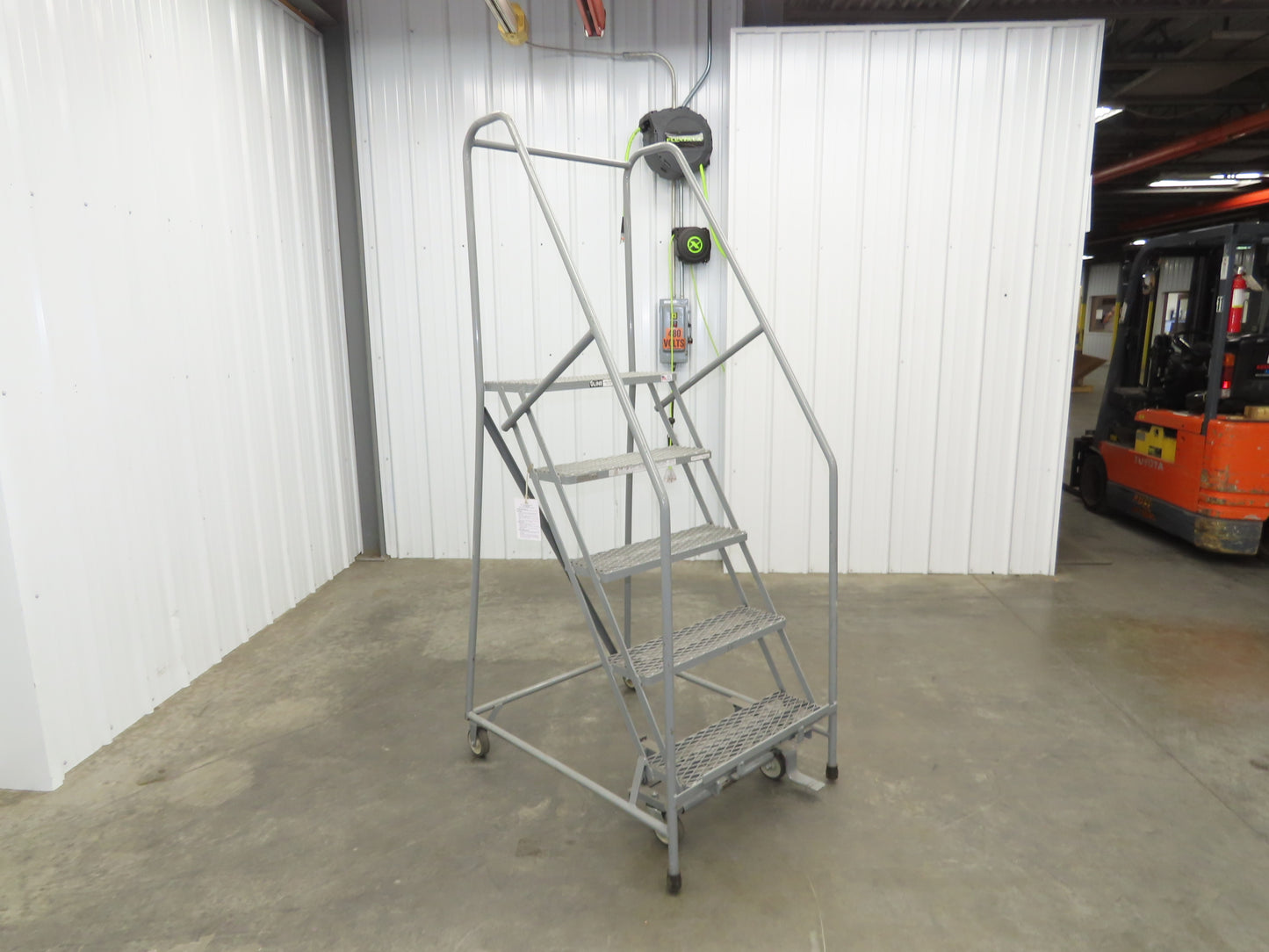Cotterman Metal Rolling Ladder 5-Step 50"H Platform 24x7"Tread 80"H 30"W 450Lb