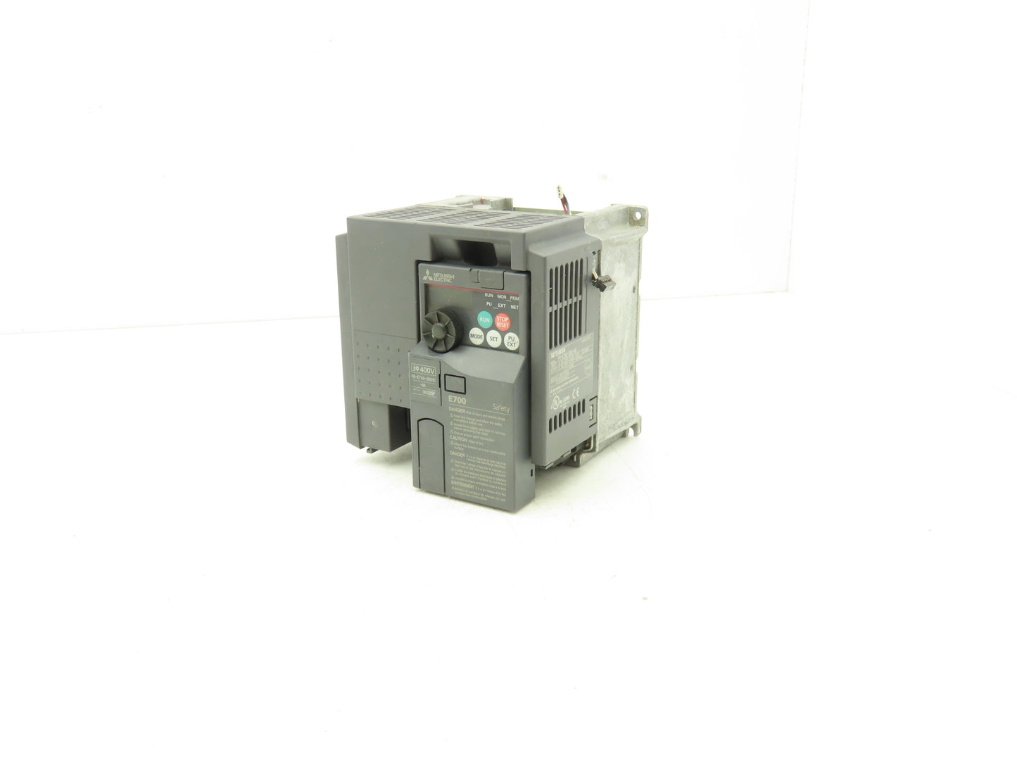 Mitsubishi FR-E740-060-NA E700 VFD AC Inverter 3HP 480VAC 6A 3PH