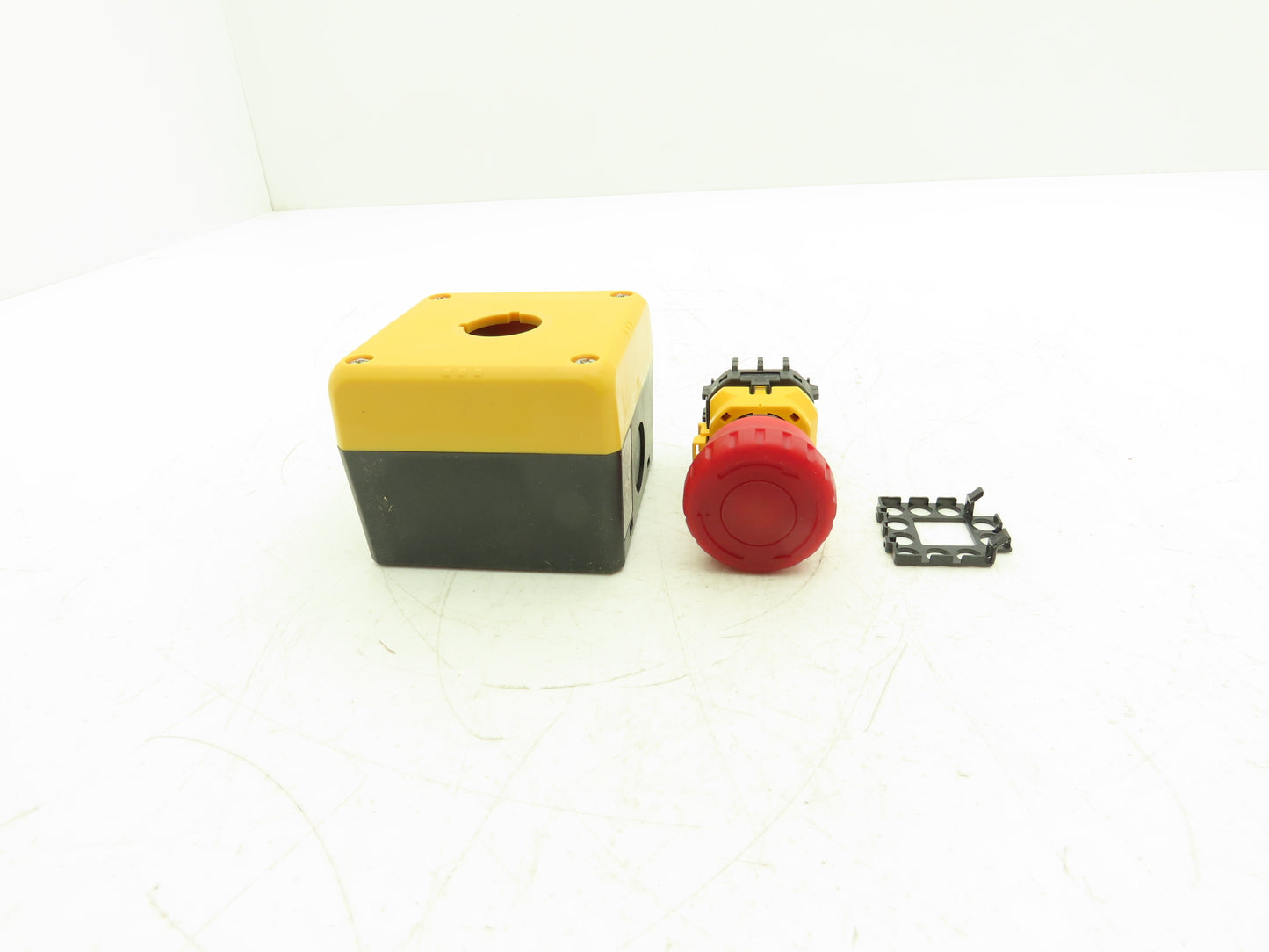 Idec FB1W-111Y XW1E-TV412Q4MR Single Hole Pushbutton Box with Emergency Stop