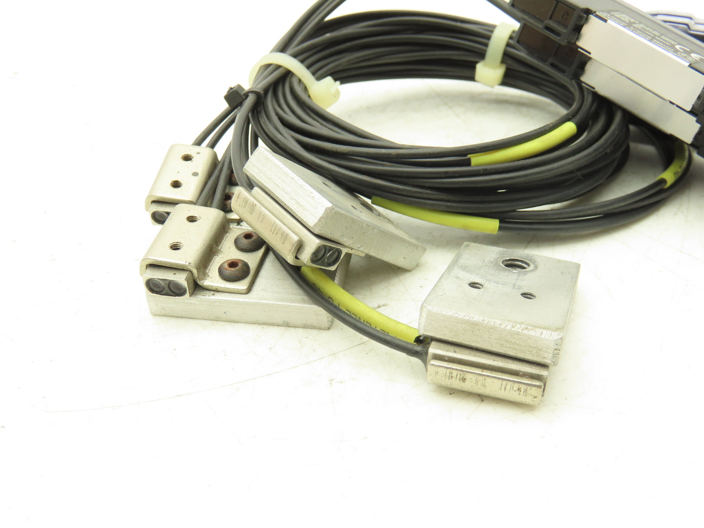 Keyence FS-V33CP Fiber Optic Sensor 24V Various Cable Lengths Included Lot of 4