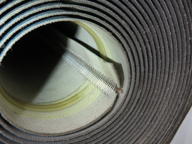 26-3/4"W x 44' Green PVC Rubber Conveyor Belt with V-Belt Guides 680mm Wide