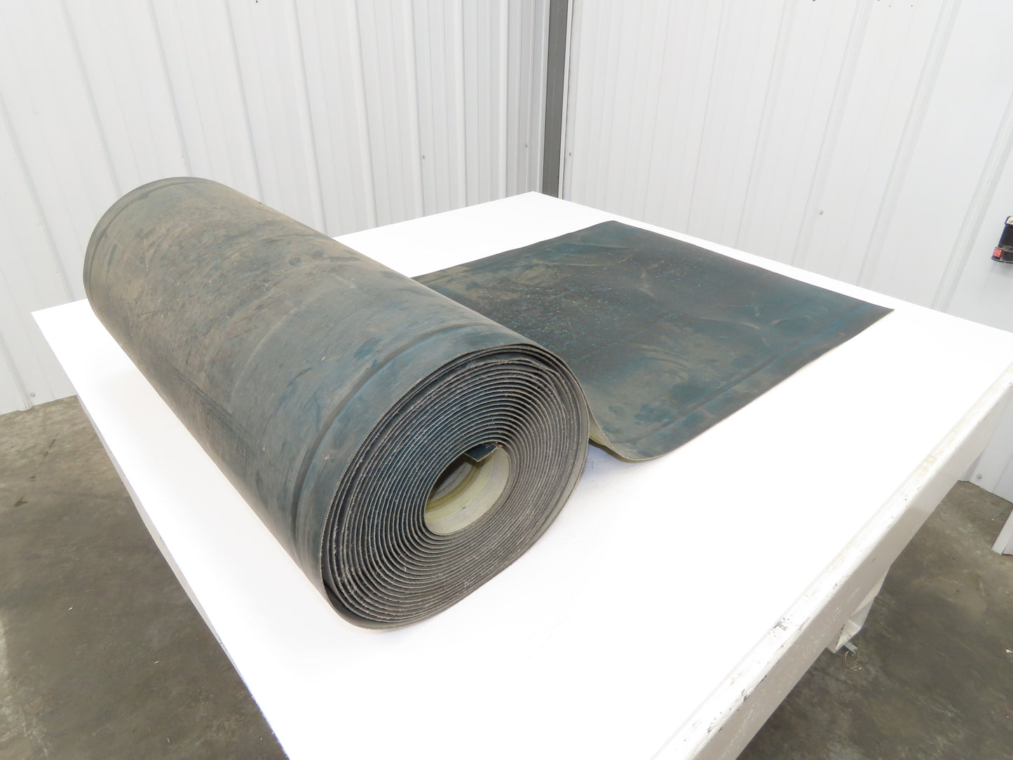 26-3/4"W x 44' Green PVC Rubber Conveyor Belt with V-Belt Guides 680mm Wide