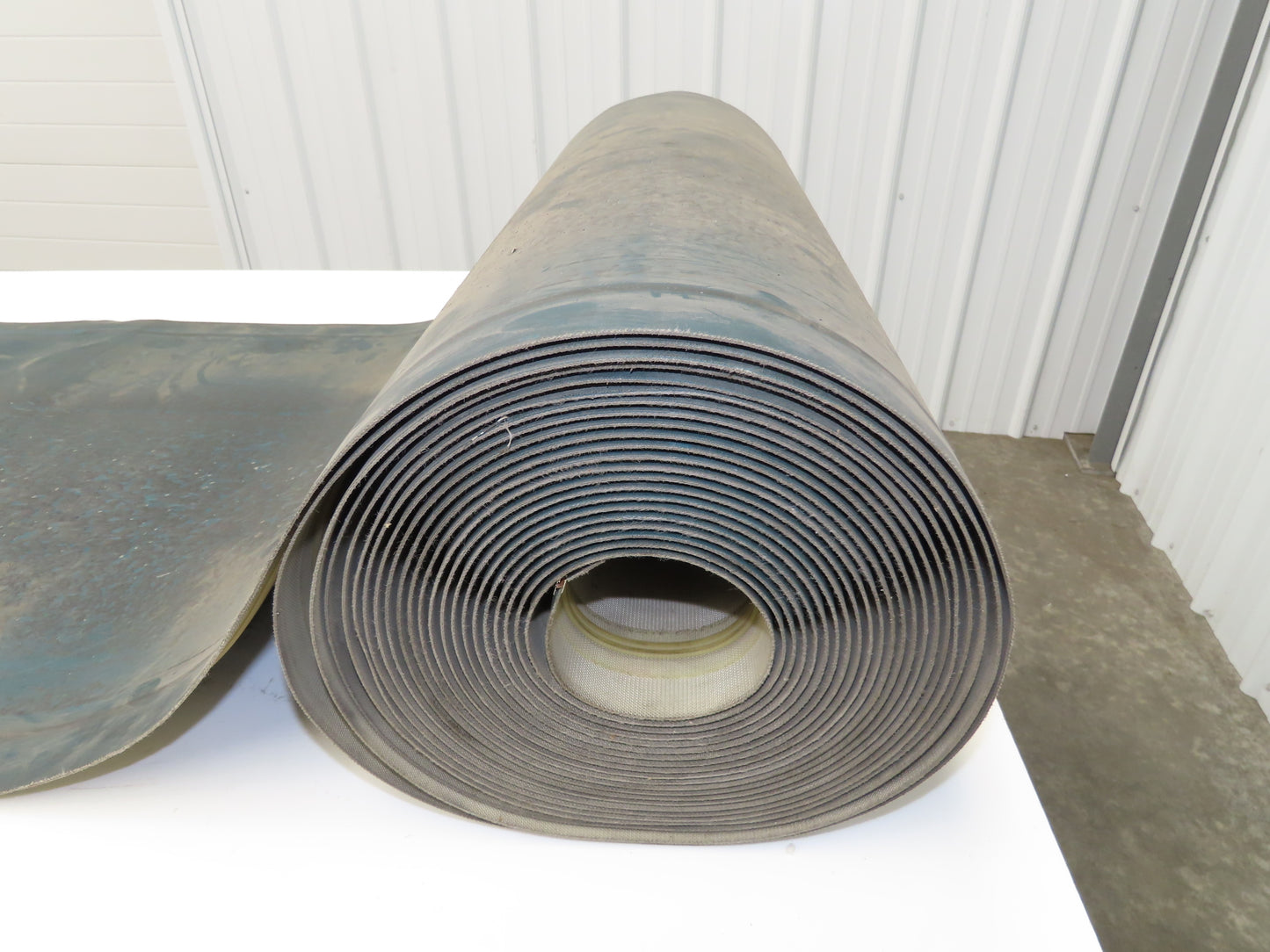 26-3/4"W x 44' Green PVC Rubber Conveyor Belt with V-Belt Guides 680mm Wide