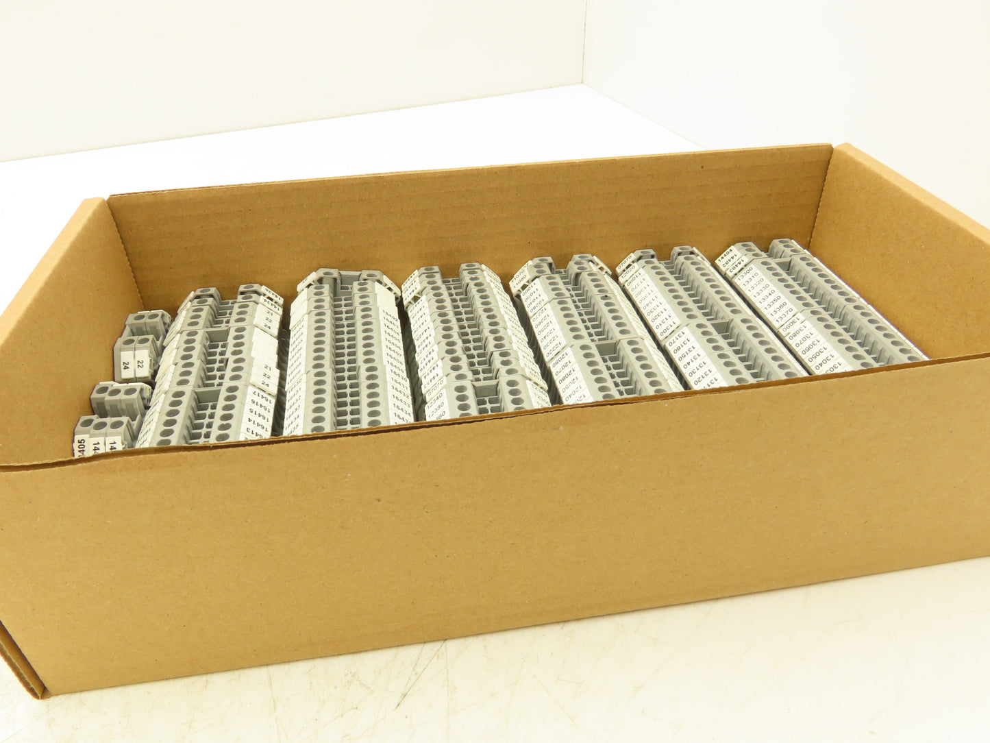 Eaton UT 2.5 Feed-Through Terminal Block Gray 2.5mm² IEC 60947-7-1 Lot of 349