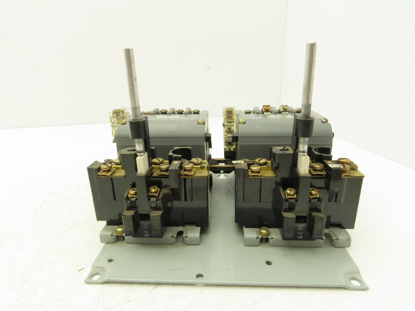 Furnas 30DP32A1VF AC Contactor Motor Starter 10Hp 600VAC 3Ph 120V Coil 2 Speed