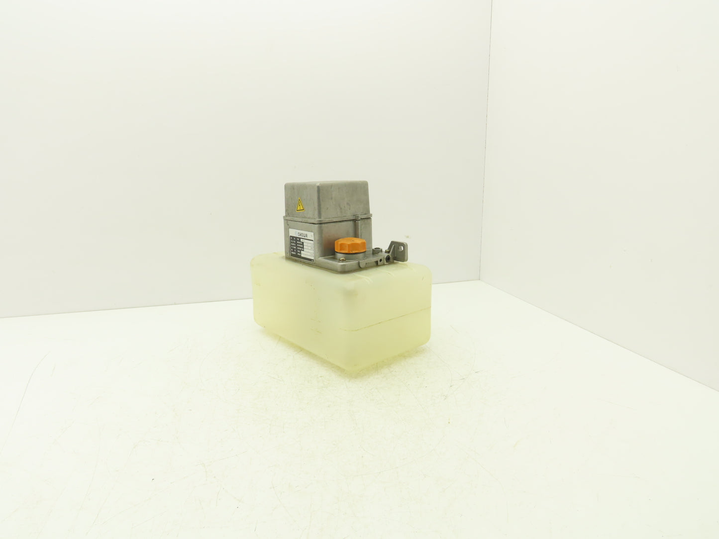 Showa LCB 4 Lubrication Oil Pump Machine Oiler 6L Tank 0.1 L/Min 200V