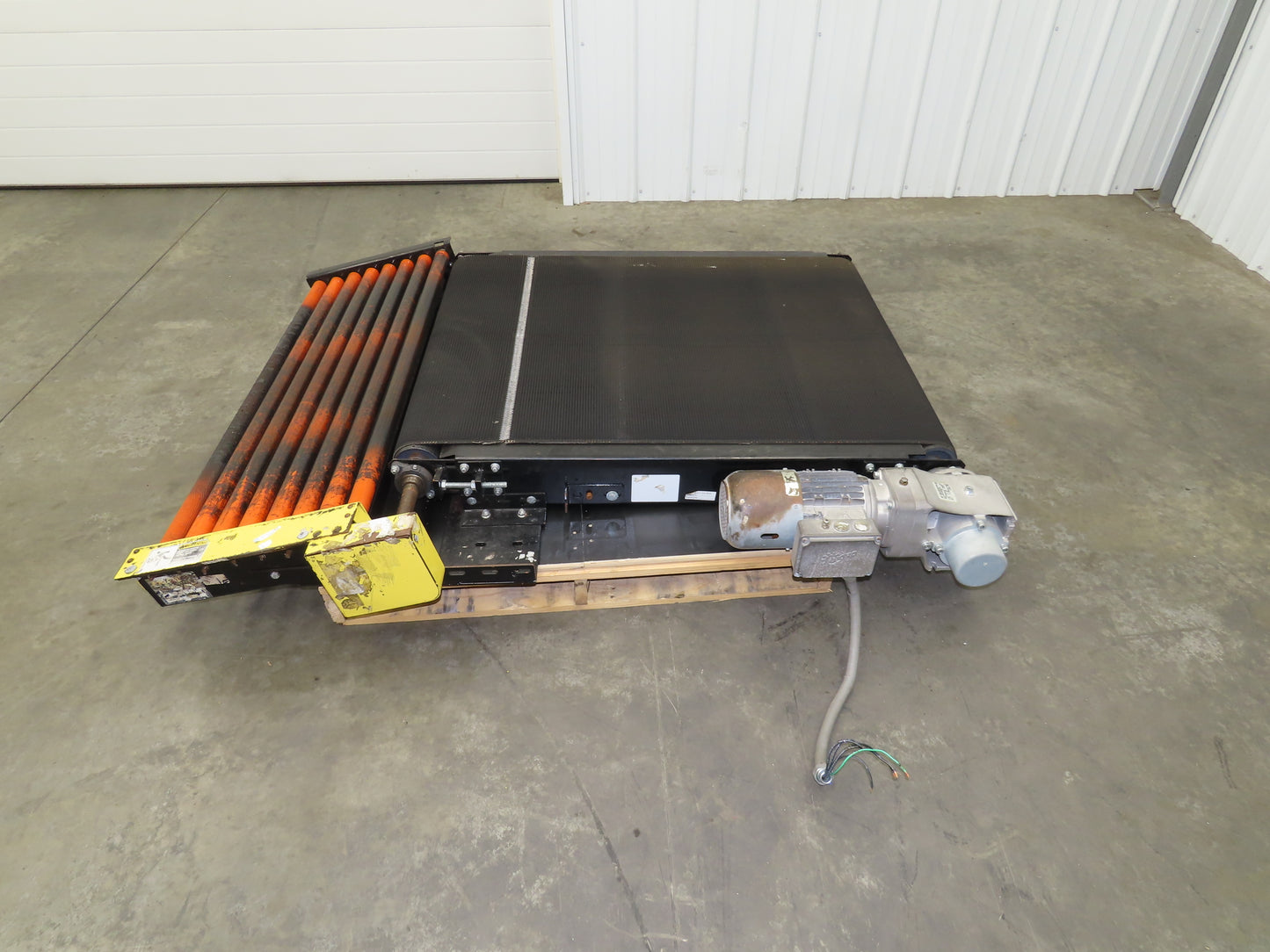 40"W x 48"L Pallet Conveyor 36" Grip Belt with Live Roller On Ramp 3PH 205FPM